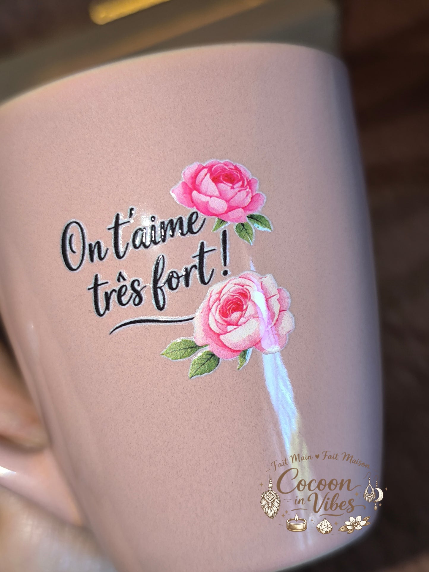 Tasse "Fête des Mères" Rose – BELLE ET DOUCE JOURNÉE À TOI, MAMAN ! – Pièce unique, création artisanale Cocoon in Vibes
