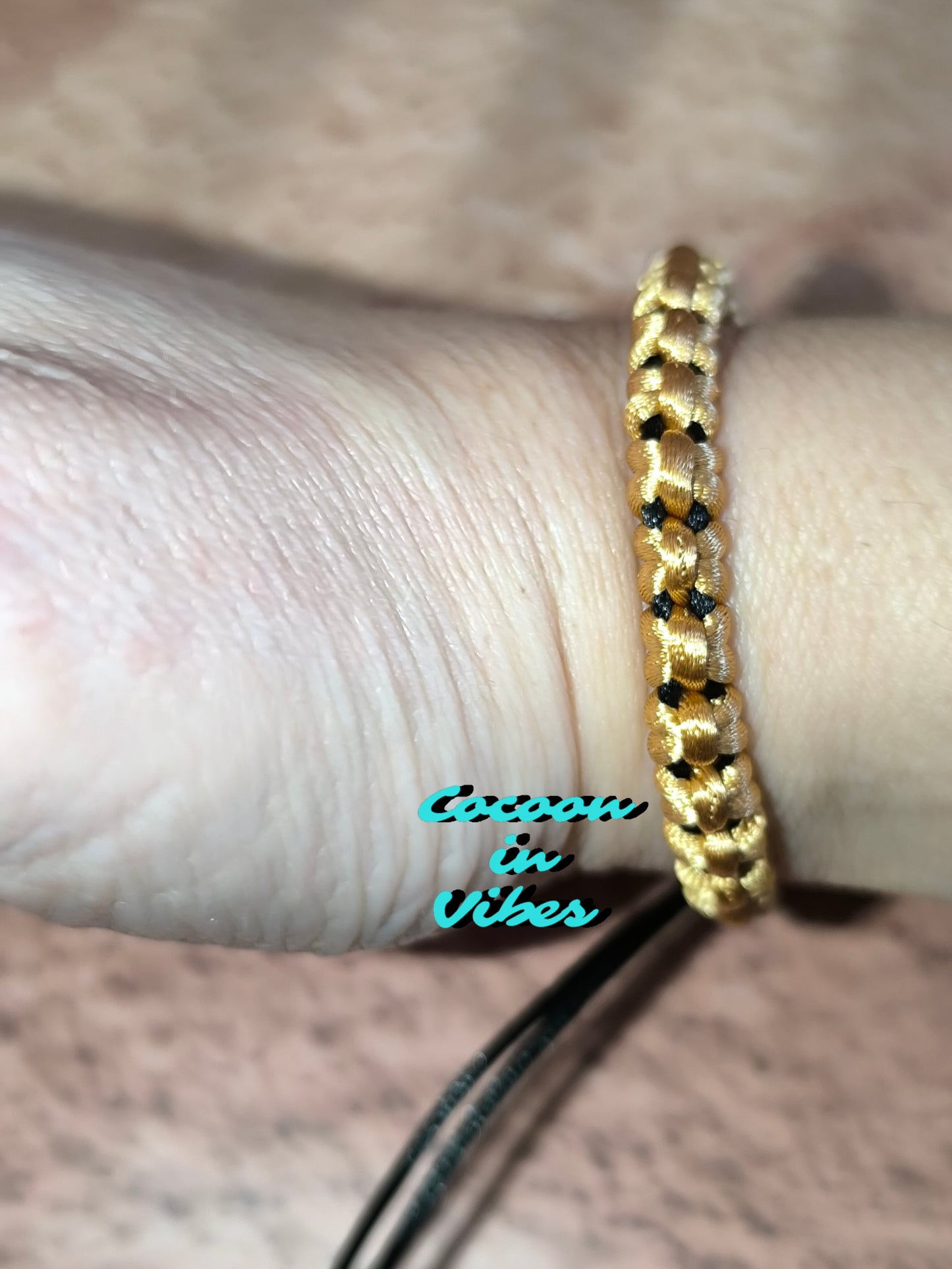 Bracelet artisanal en macramé “Nœuds Précieux” – Création faite main