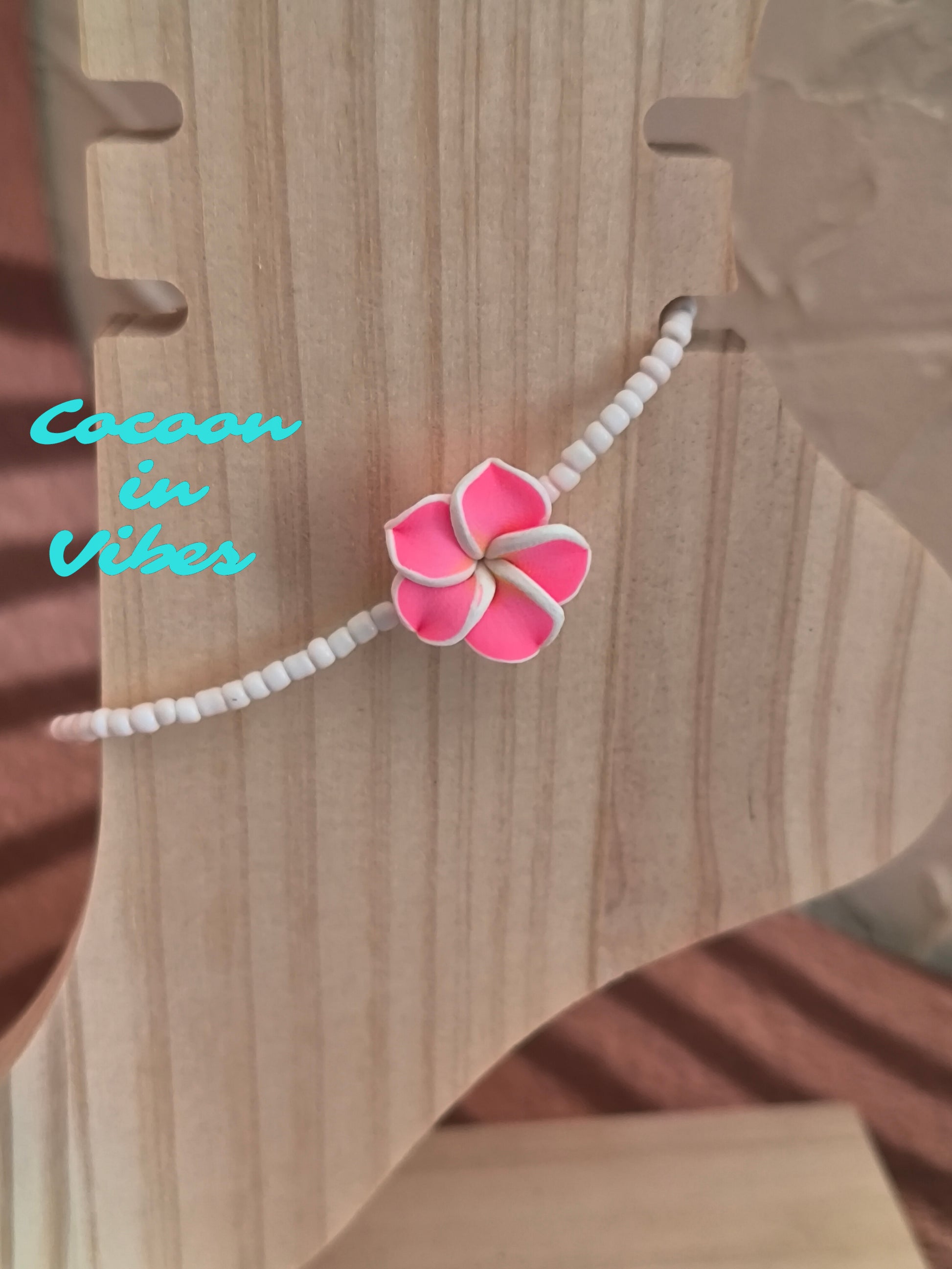 Bracelets de cheville en perles de rocaille & fleur de Monoï – L’invitation au voyage