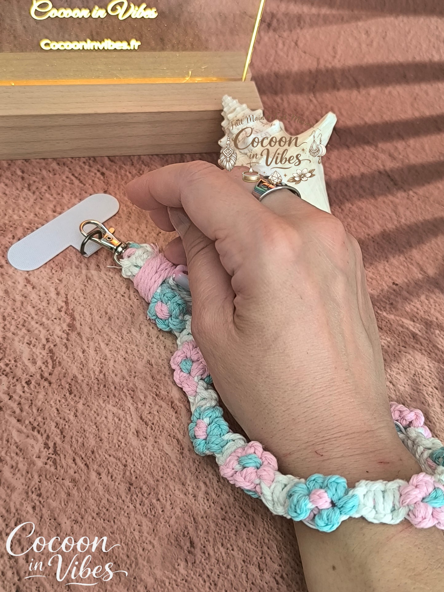 Bracelet de Téléphone "Trésors de la Plage" artisanal tissé en macramé