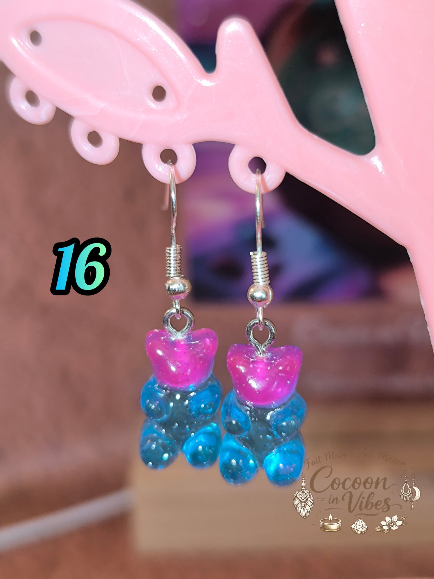 Boucles d’oreilles Nounours n°16 Fait Main – Fuchsia & Bleu Turquoise (Translucides & Pailletées)