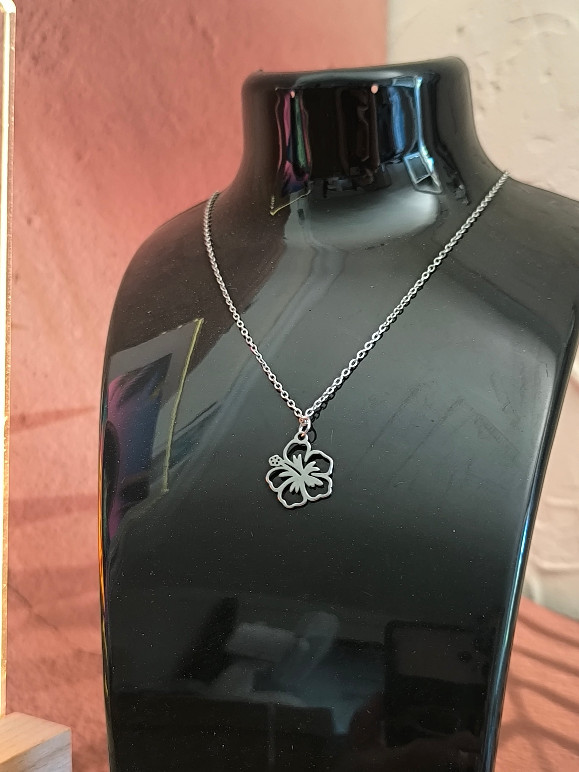 Collier Petit Hibiscus Discret – Acier Inoxydable