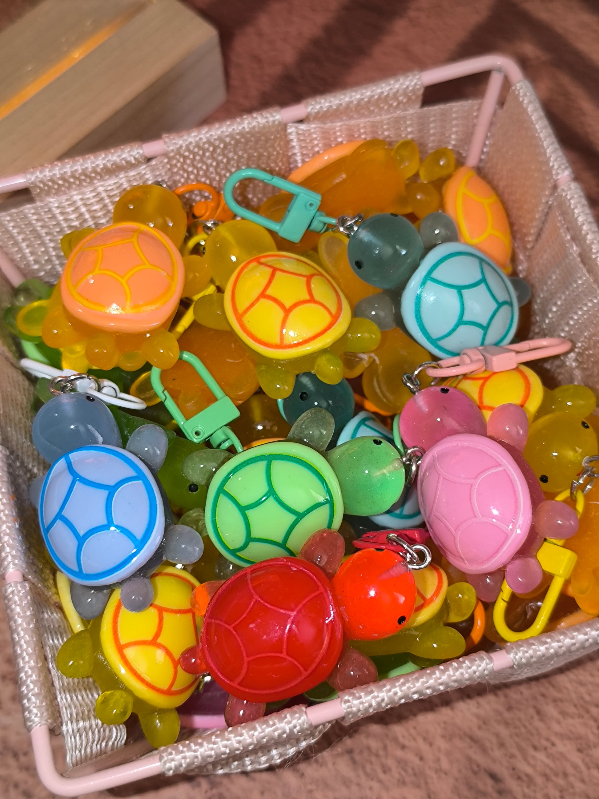 Bijoux de sac / Porte-clés Tortue de Terre Colorée Phosphorescente – Un petit compagnon lumineux à emporter partout