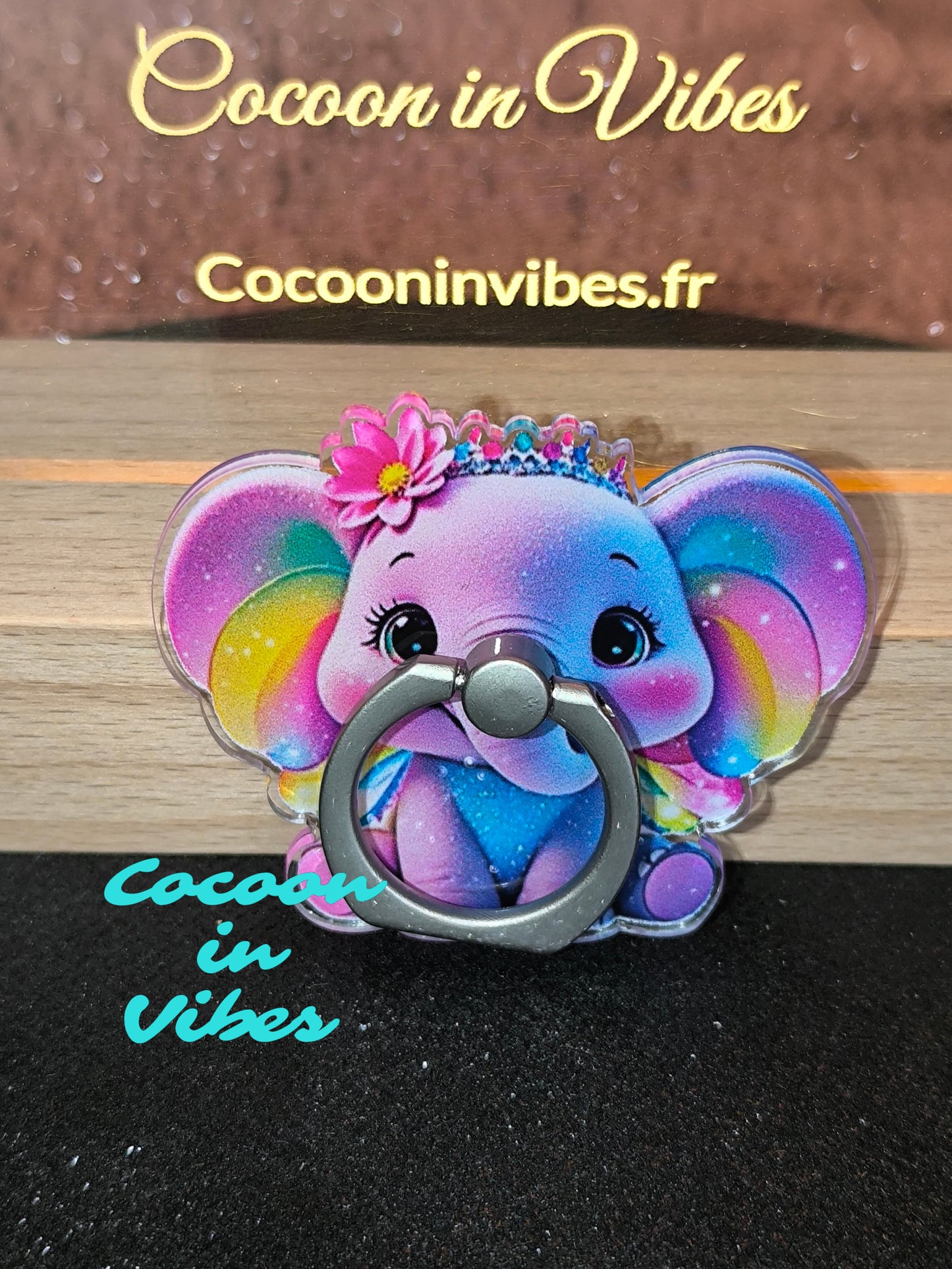 Anneau de téléphone – Petit Éléphant Arc-en-Ciel, Un souffle de magie douce venu d’ailleurs...