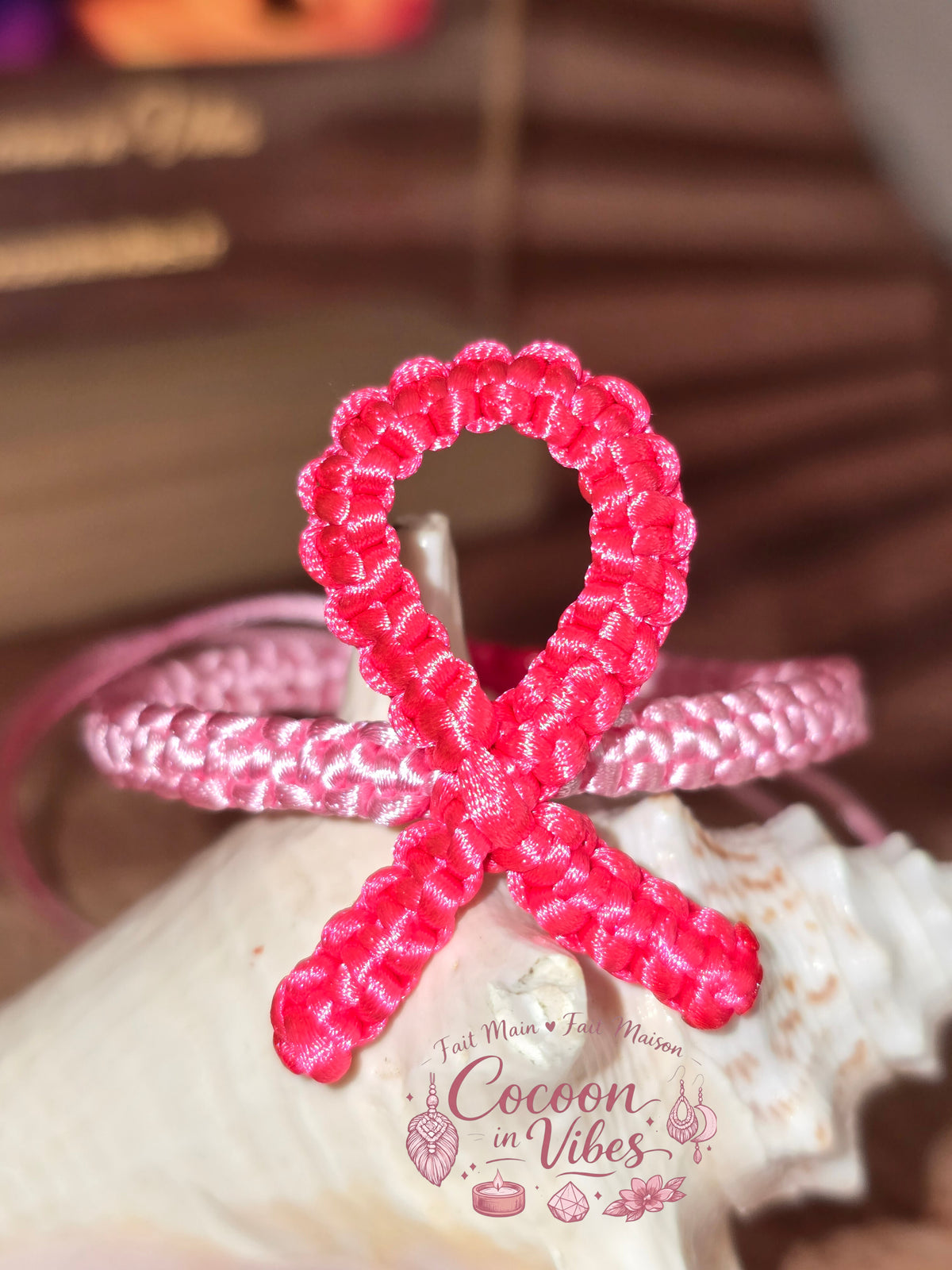 Bracelet Artisanal en Macramé Solidaire – Octobre Rose