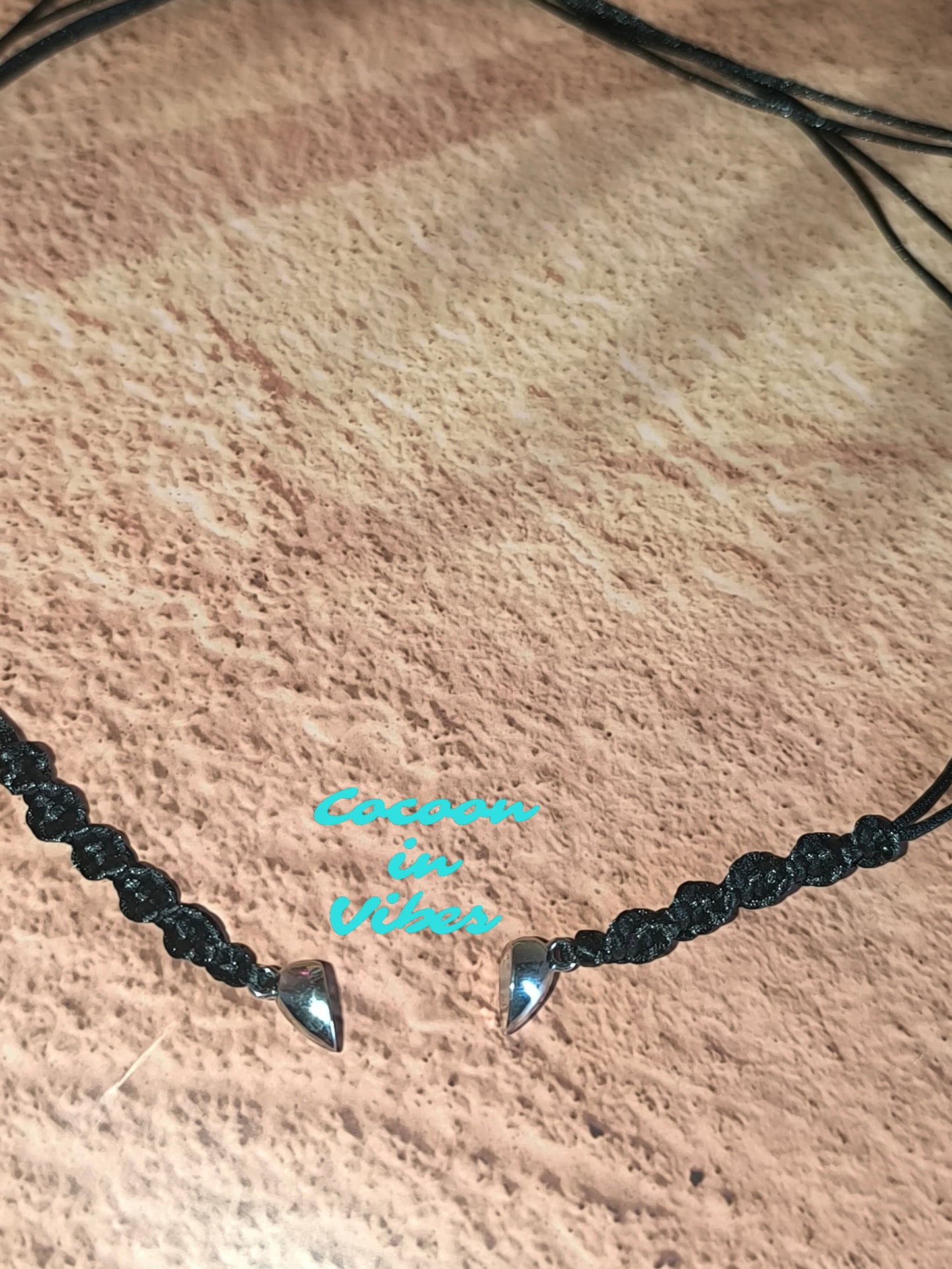 Ras-de-cou artisanal Désir Noir Satiné – Macramé torsadé & fermoir pendentif cœur aimanté