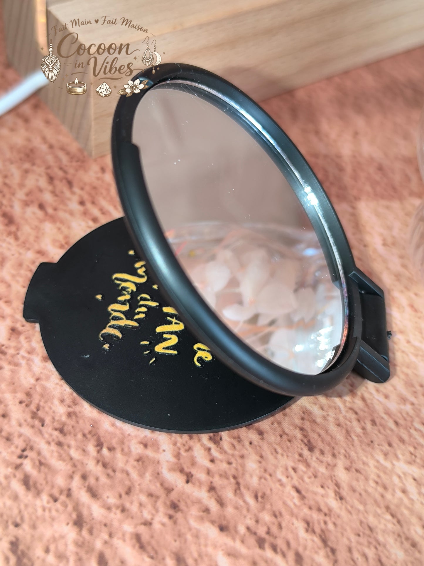 Miroir de poche noir mat “Fête des Mères – Mots Précieux – La meilleure maman du monde” – Écriture dorée – Modèle unique