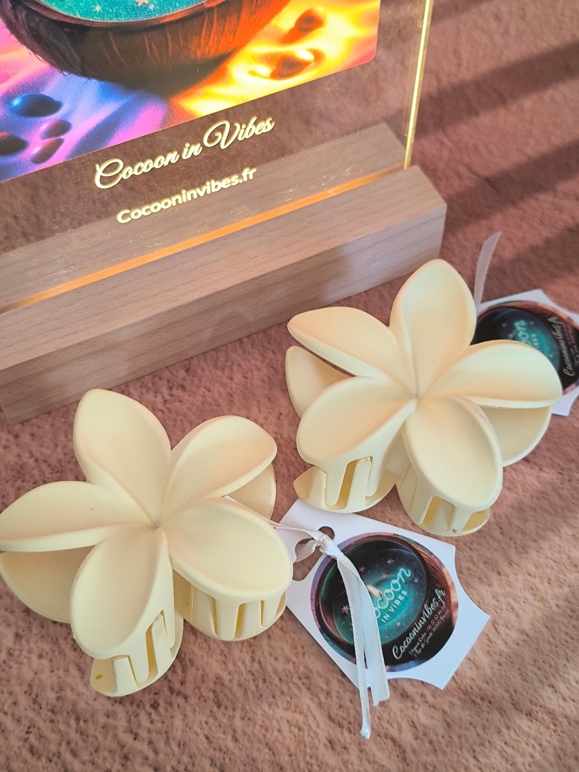 Pince à cheveux Fleur de Monoï ~ Couleur Vanille, Une caresse ensoleillée pour sublimer ta coiffure avec douceur et éclat