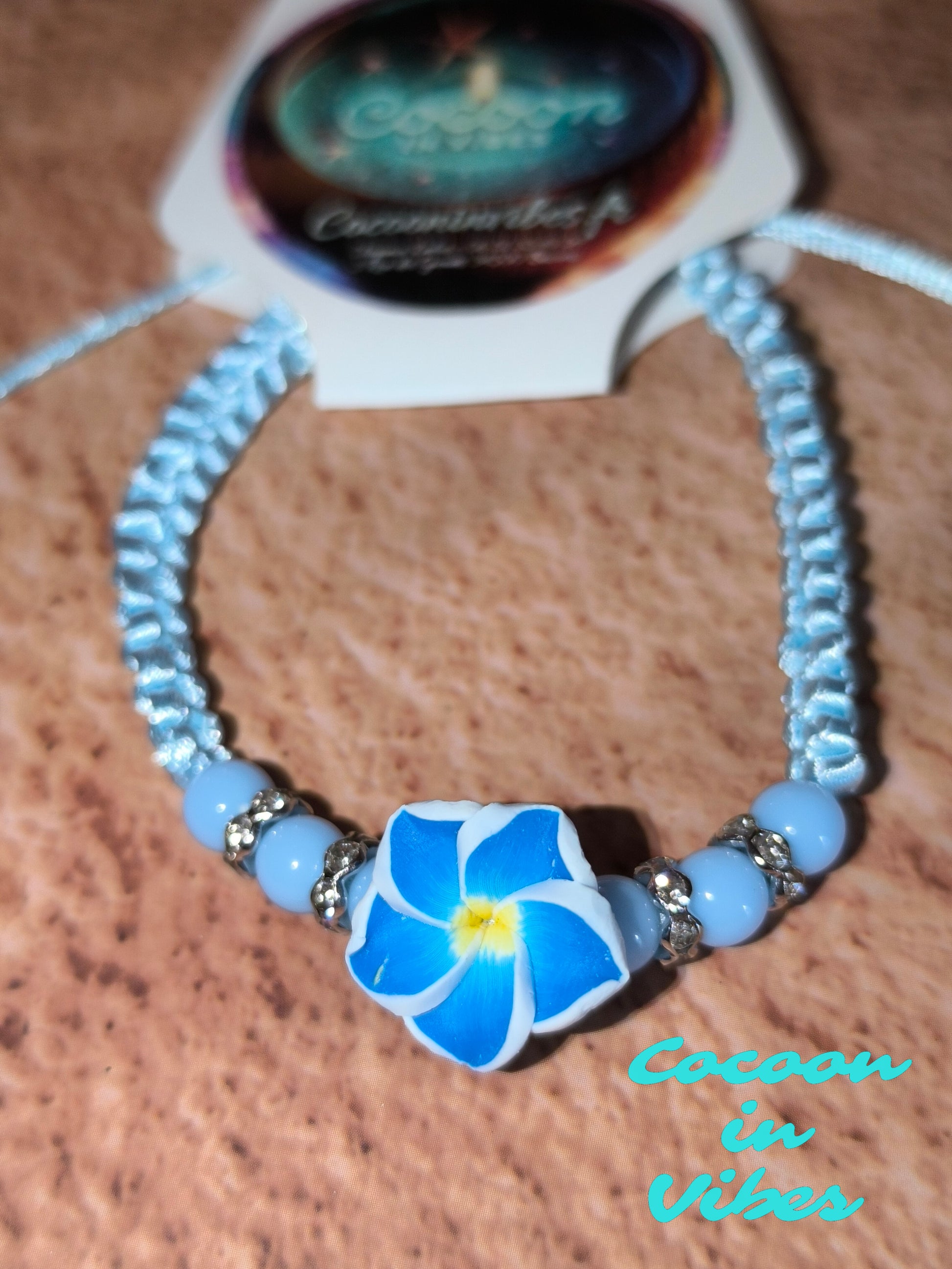 Bracelets en cordon satiné & fleur de Monoï – Les couleurs du paradis à ton poignet