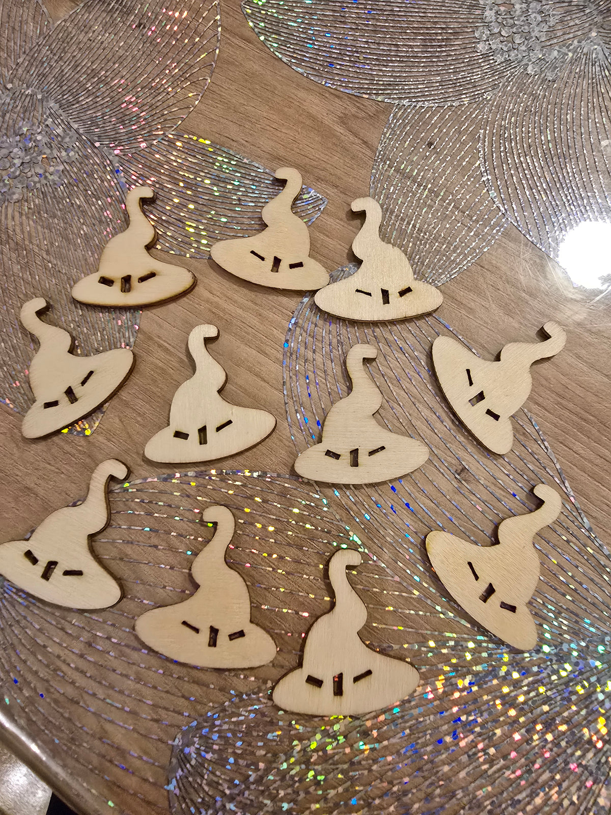 Boucles d'oreilles Artisanales en Bois « Chapeau Envoûtant » - Collection Éphémère Halloween