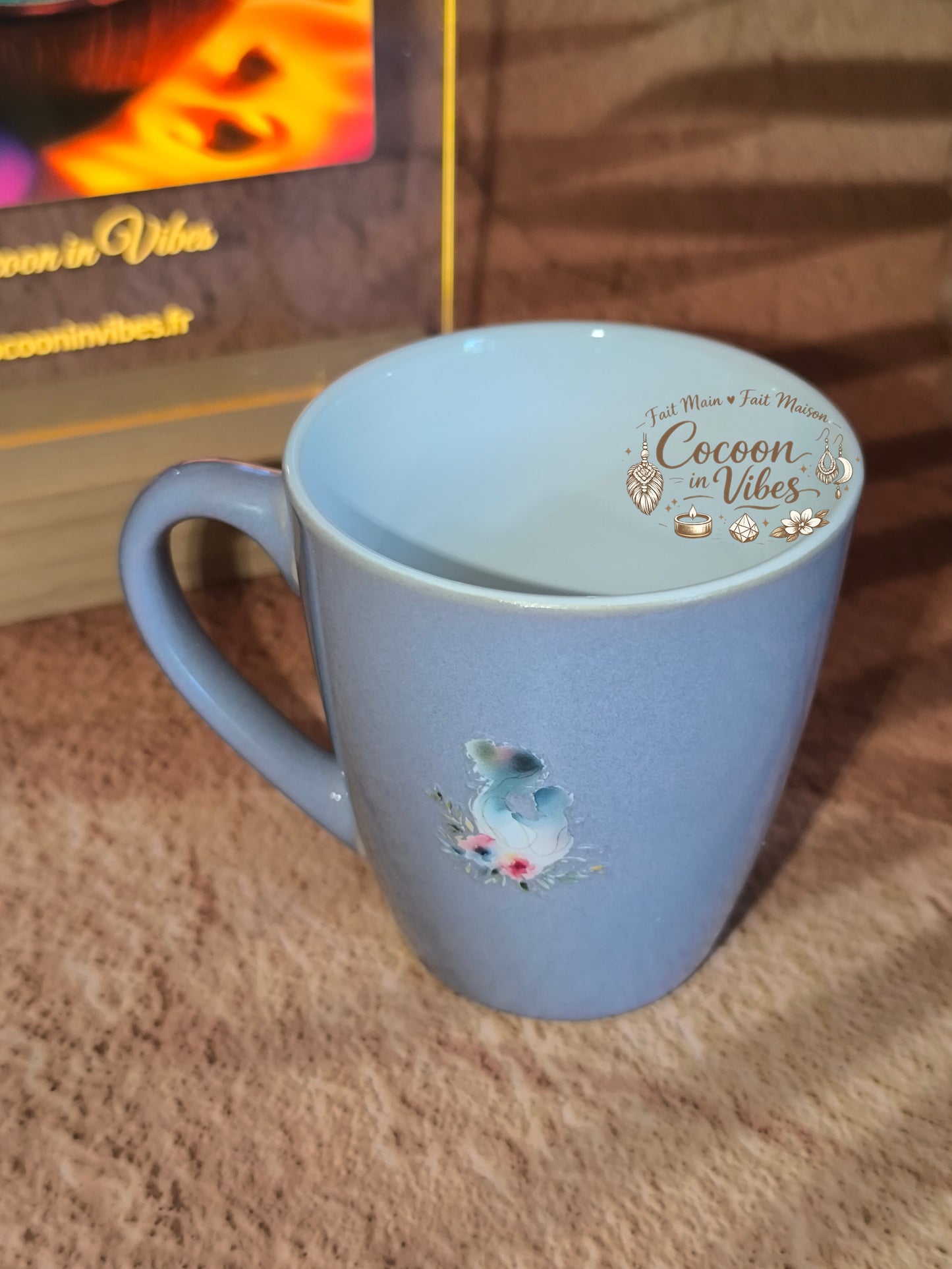 Tasse "Fête des Mères" Bleu Gris – BONNE FÊTE MAMAN – Pièce unique, création artisanale Cocoon in Vibes