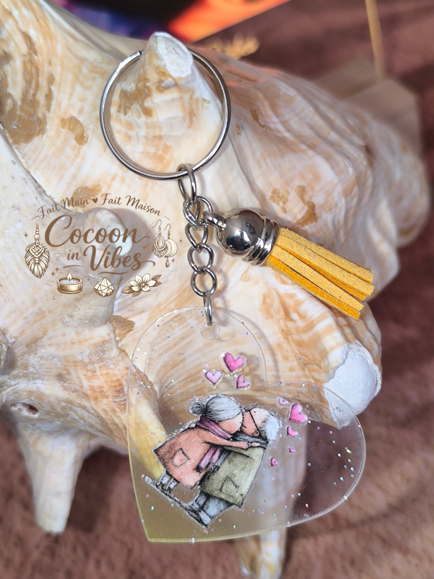 Porte-clé cœur transparent “Amour Éternel – Douce Étreinte” – Couple âgé enlacé – Franges suédine jaune – Modèle unique