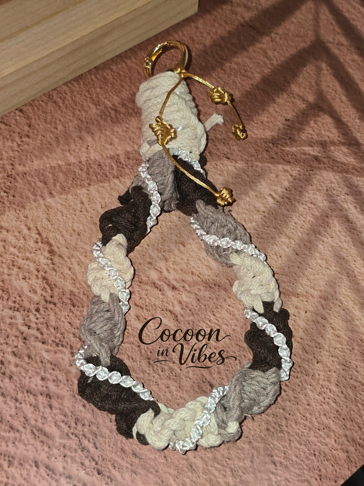 Bracelet de téléphone en macramé "Latte Macchiato" – Création artisanale Cocoon in Vibes