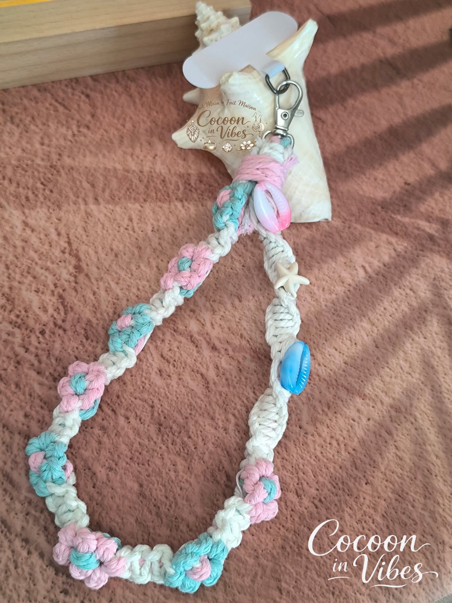 Bracelet de Téléphone "Trésors de la Plage" artisanal tissé en macramé