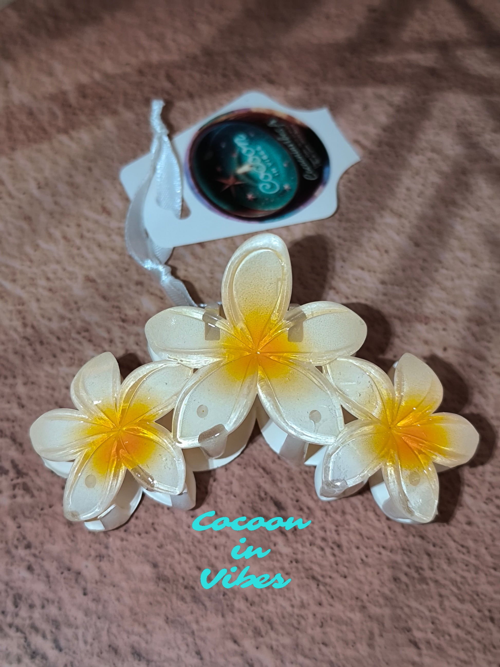 Grande Pince à Cheveux – 3 Fleurs de Monoï Jaune Clair au Cœur Orange