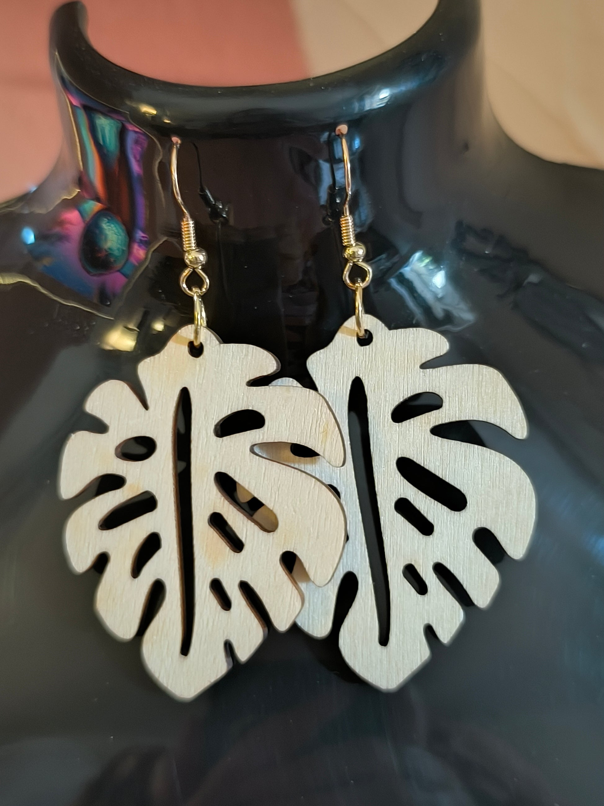 Boucles d’Oreilles Feuilles Tropicales – L’évasion au bout des oreilles