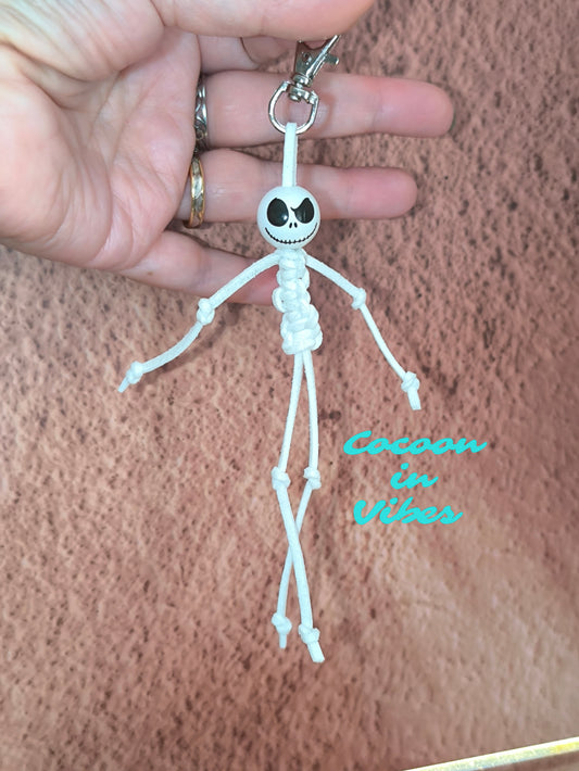 Bijou de sac / porte clé artisanal en Macramé - Un squelette qui vous suit partout…