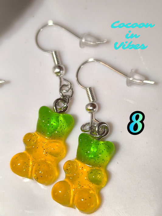 Boucles d’oreilles Nounours Gélifiés – N°8 Tête Verte → Corps Jaune Translucide Pailletée (Création artisanale Cocoon In Vibes)
