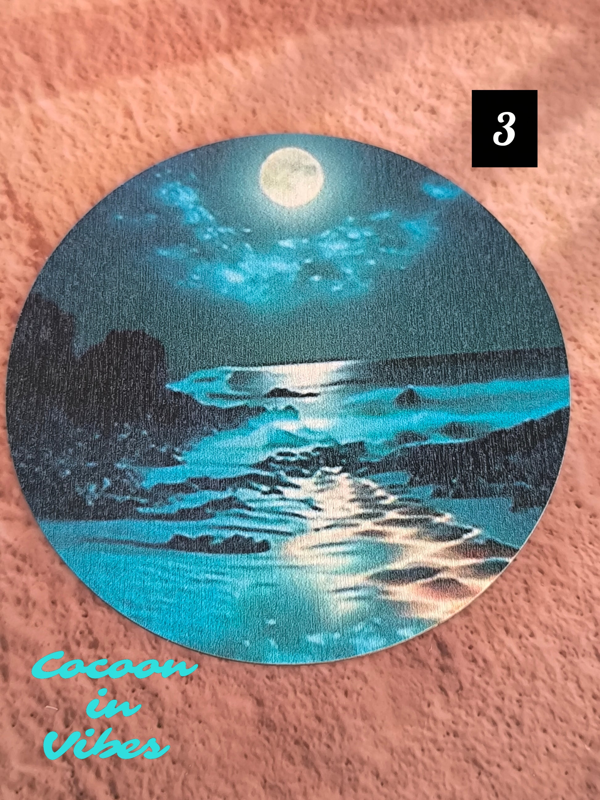 Dessous de tasse "Pleine Lune sur la Mer" – Quand la nuit se pare d’or et d’argent…