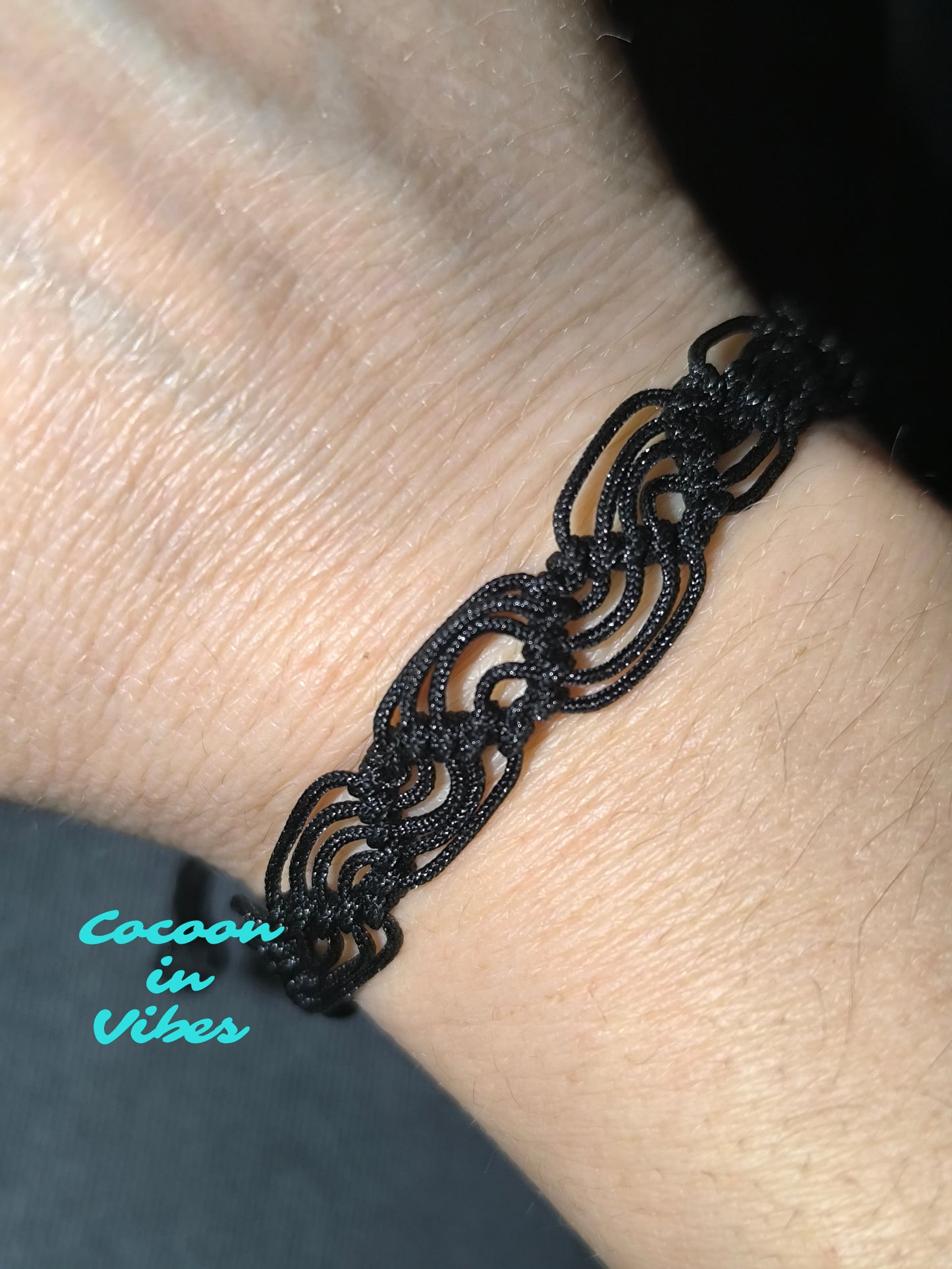 Bracelet “Dentelle Fine” en macramé  – Entièrement réalisé à la main