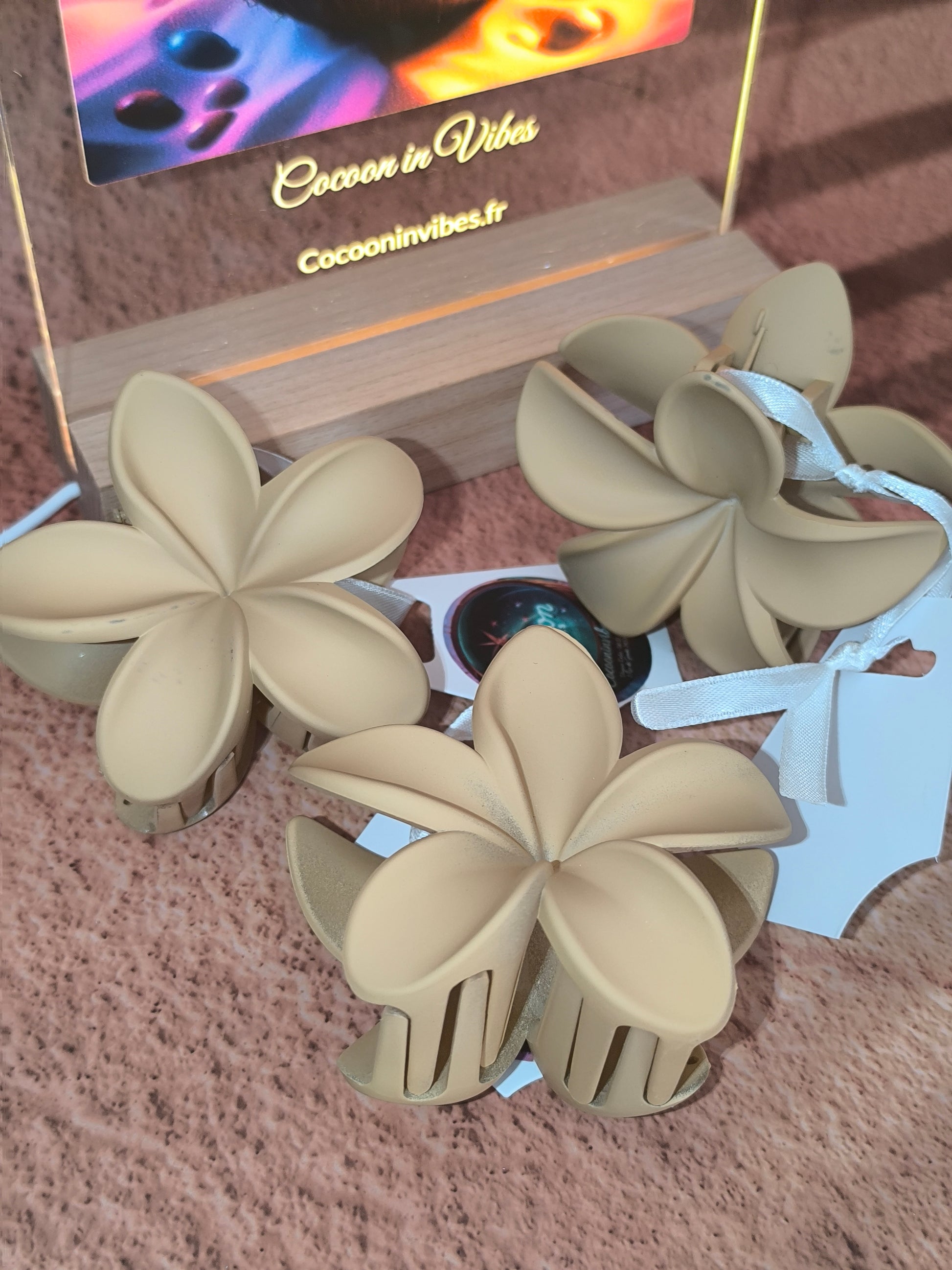 Pince à cheveux Fleur de Monoï ~ Couleur Praliné, Une douceur sucrée pour dompter ta chevelure avec élégance et naturel