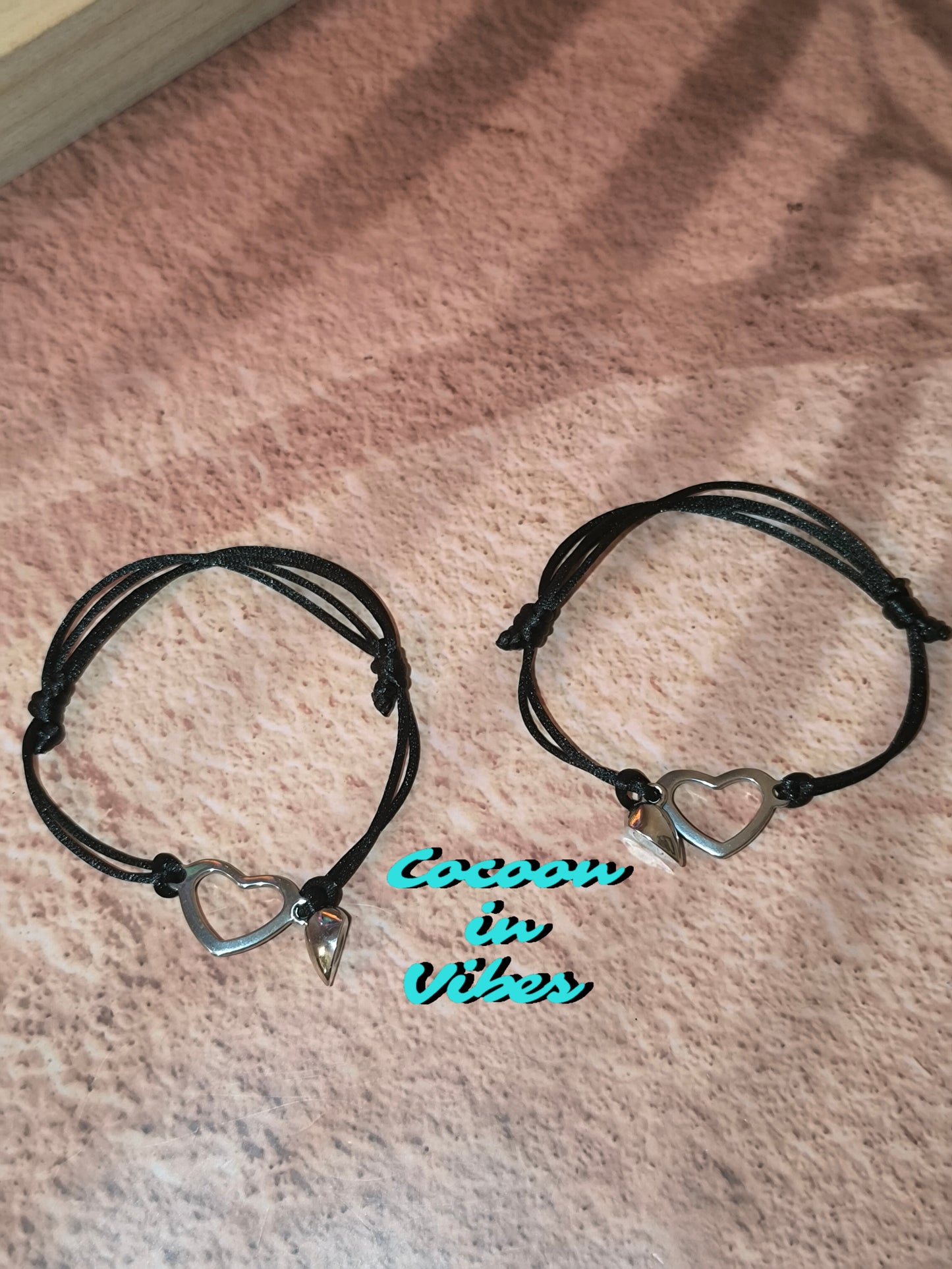2 Bracelets de couple artisanaux – Cœur délicatement ajouré, aimantés