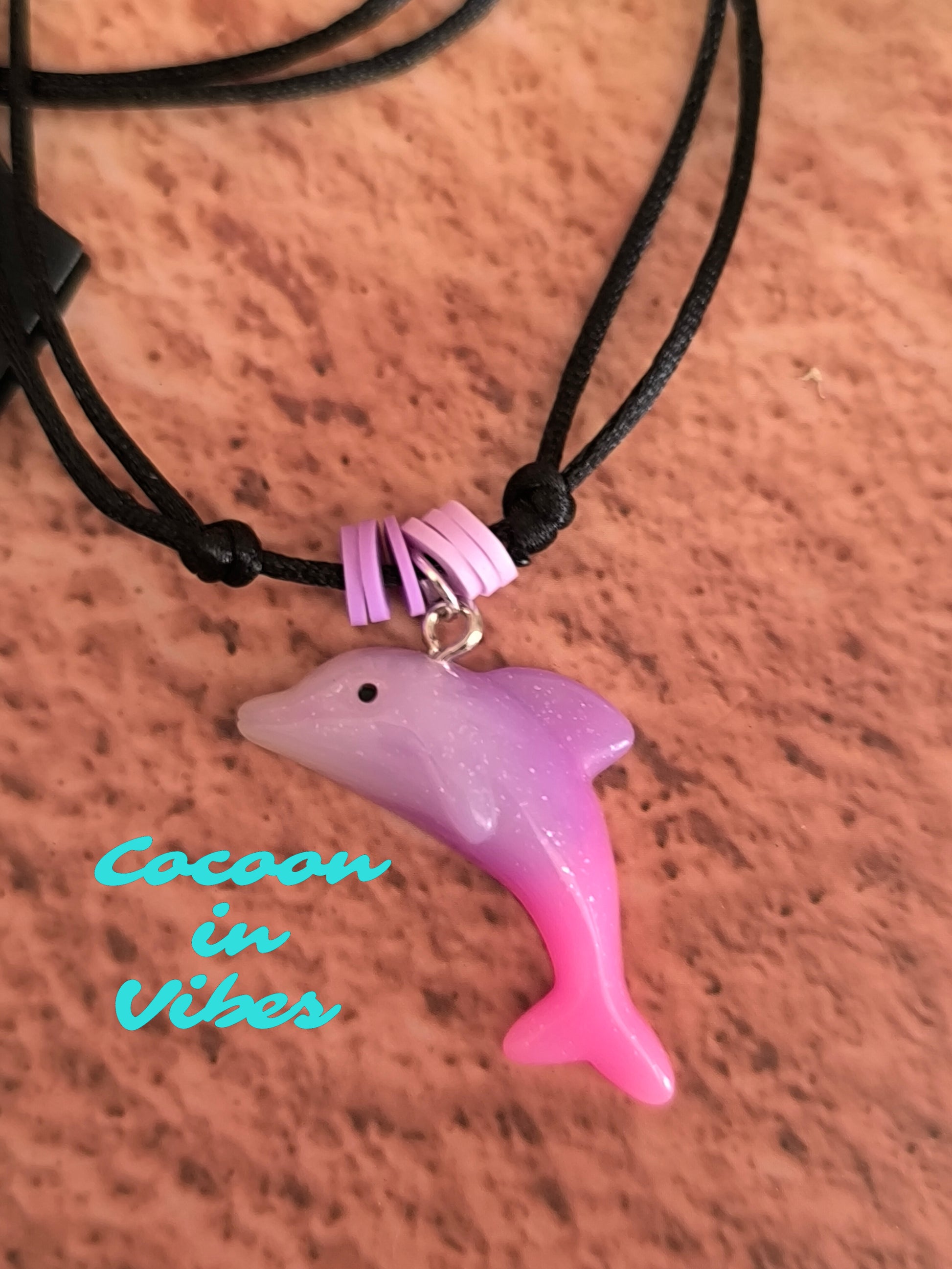 Collier Dauphin Dégradé aux couleurs acidulées – Création Artisanale Exclusive Cocoon in Vibes