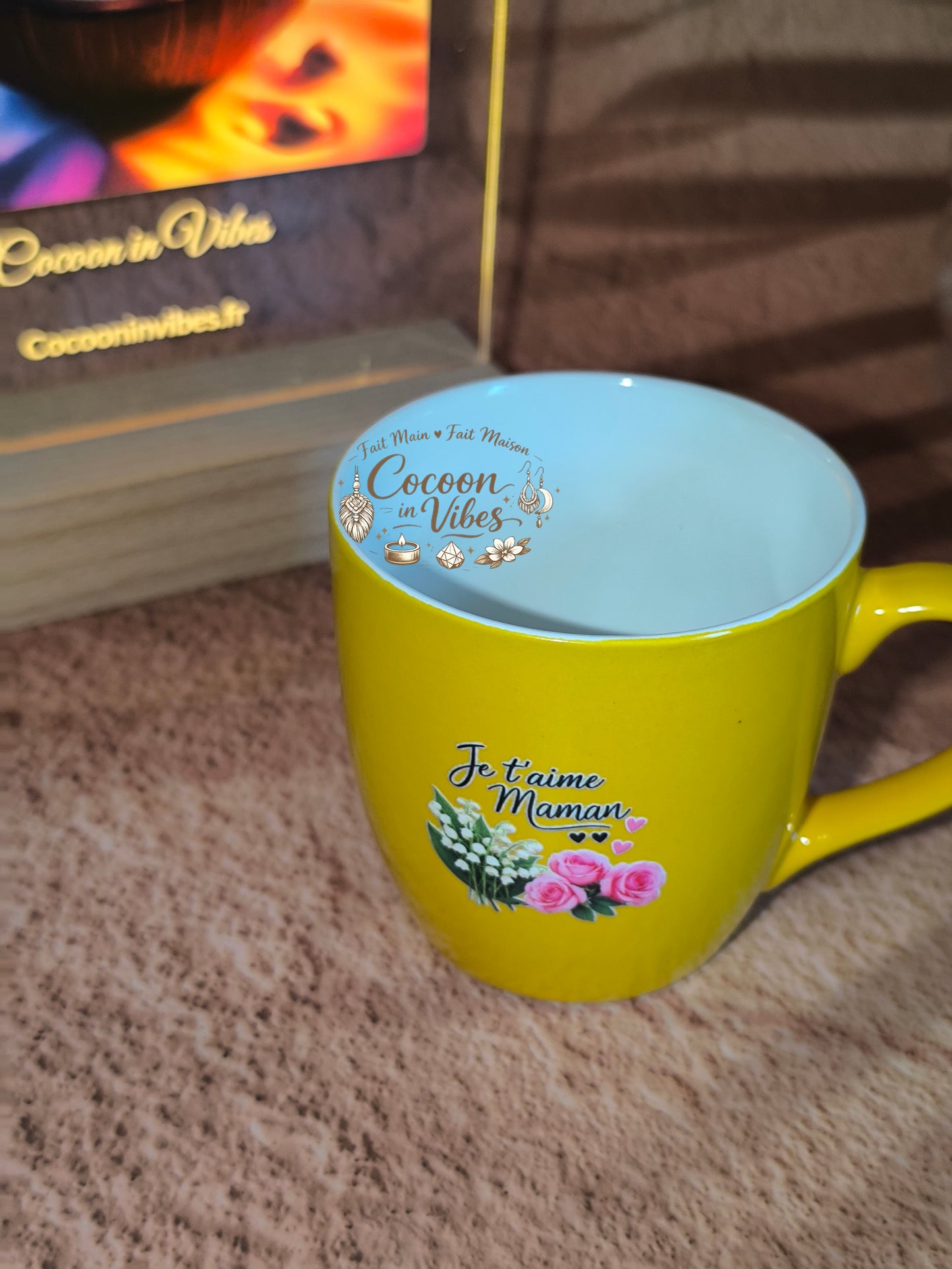 Tasse "Fête des Mères" Jaune Solaire – JE T'AIME MAMAN – Pièce unique, création artisanale Cocoon in Vibes