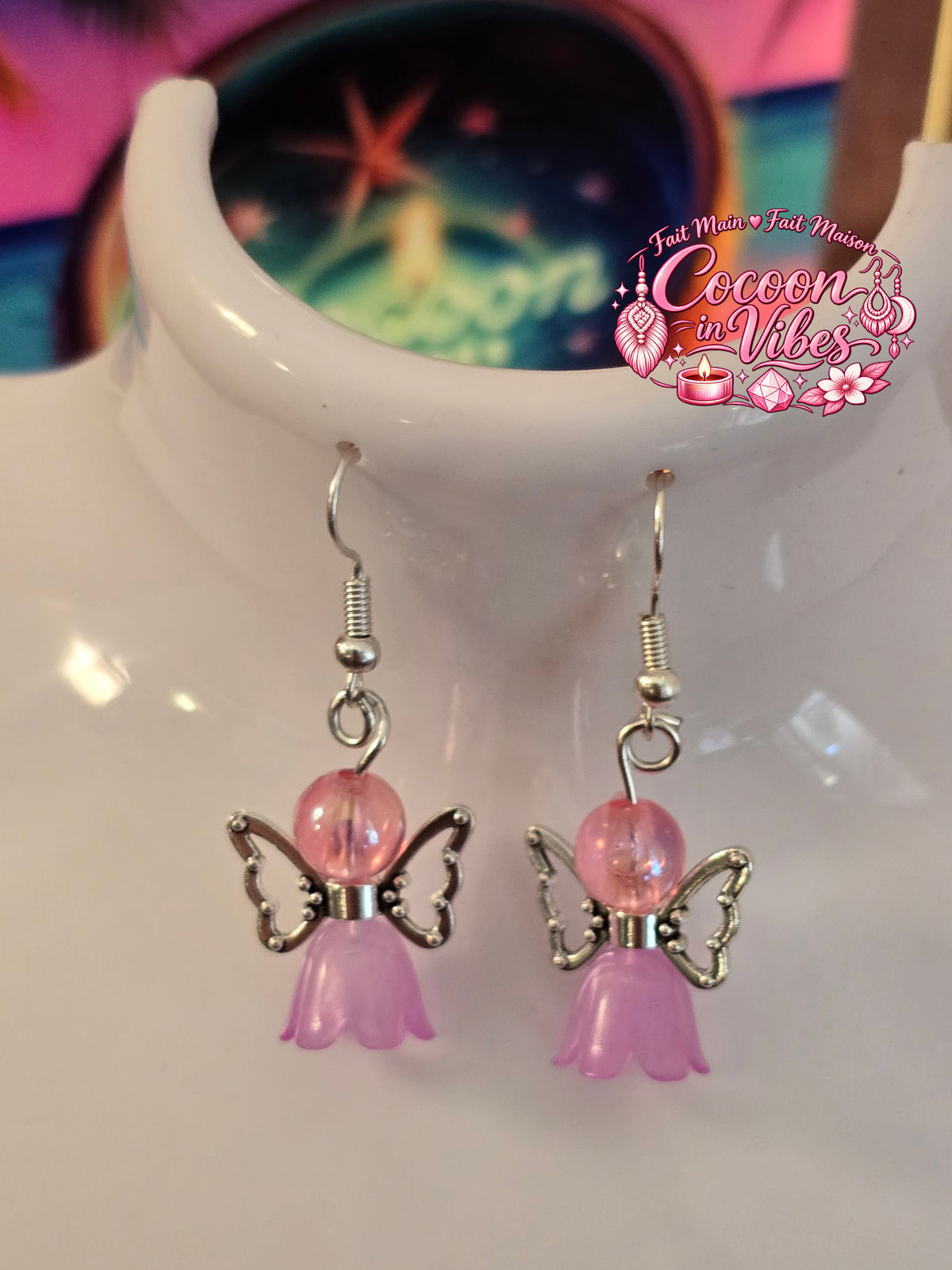 Boucles d’Oreilles Artisanales « Ange Clochette » – Édition Octobre Rose