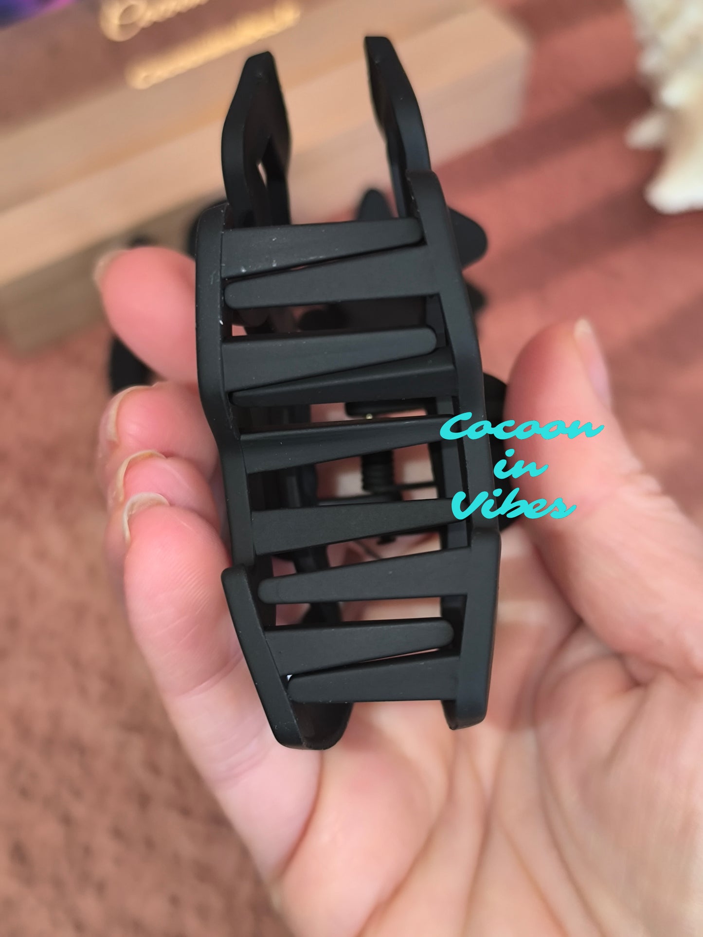 Grande pince cheveux Canaille – Motif chien ajouré – Ébène (8,5 cm x 6 cm)