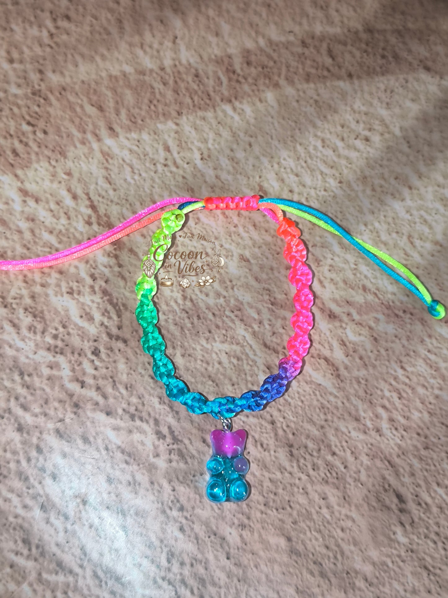 Bracelet Arc-en-Ciel Torsadé & Nounours Pailleté – Création Artisanale en Macramé
