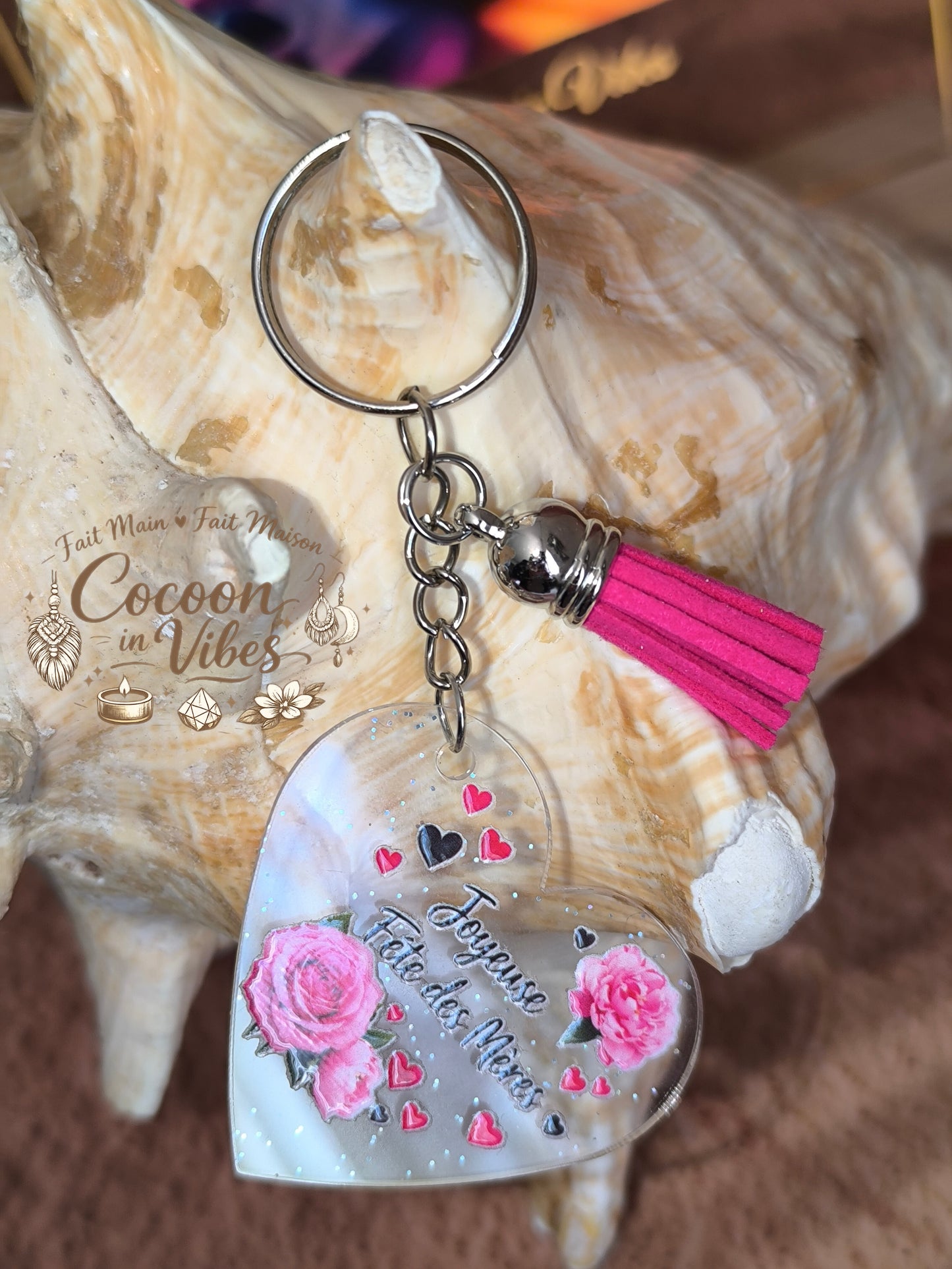 Porte-clé cœur transparent “Fête des Mères – Doux Messages – Joyeuse fête maman” – Roses – Franges suédine assorties – Modèle unique