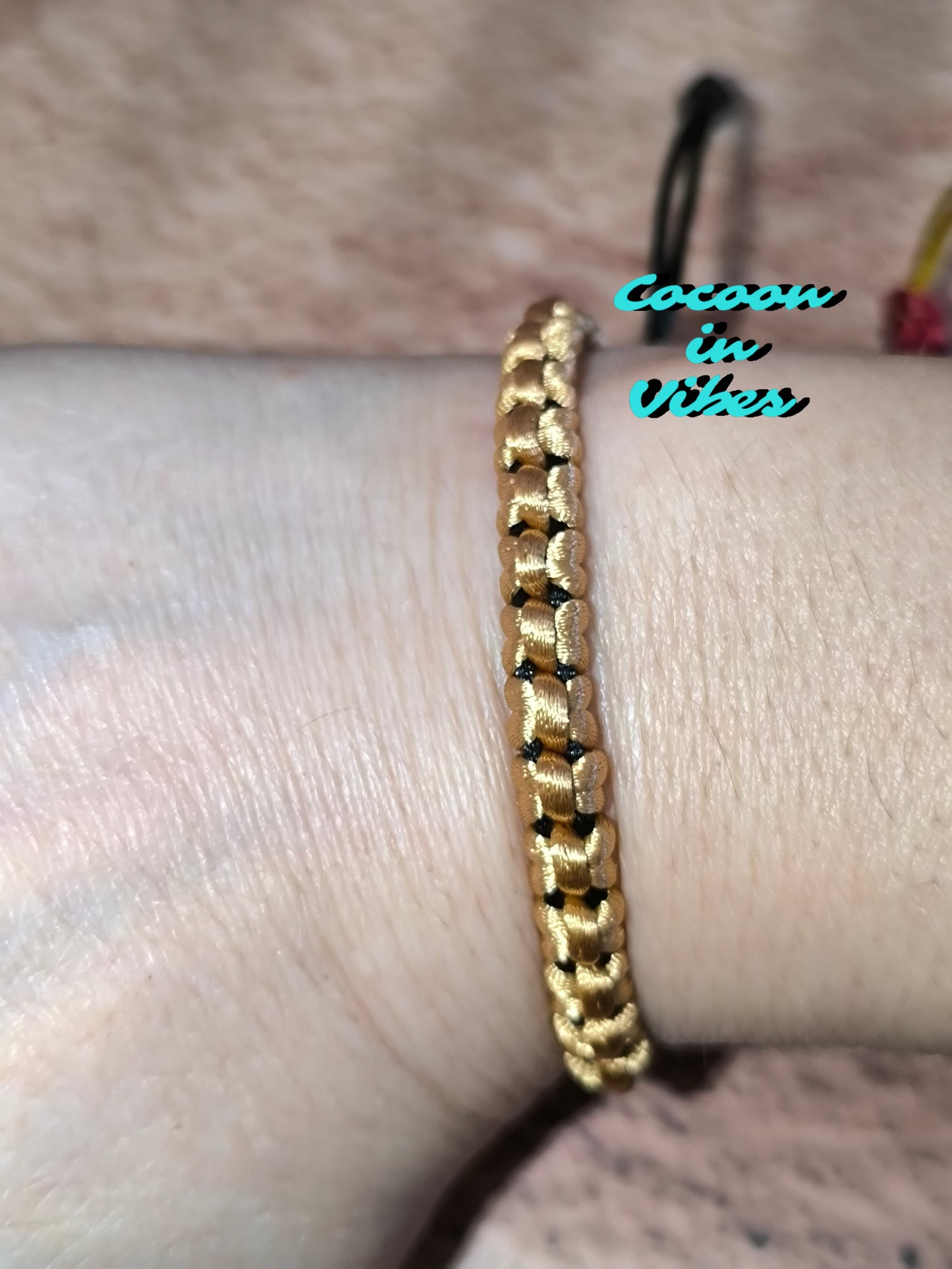 Bracelet artisanal en macramé “Nœuds Précieux” – Création faite main