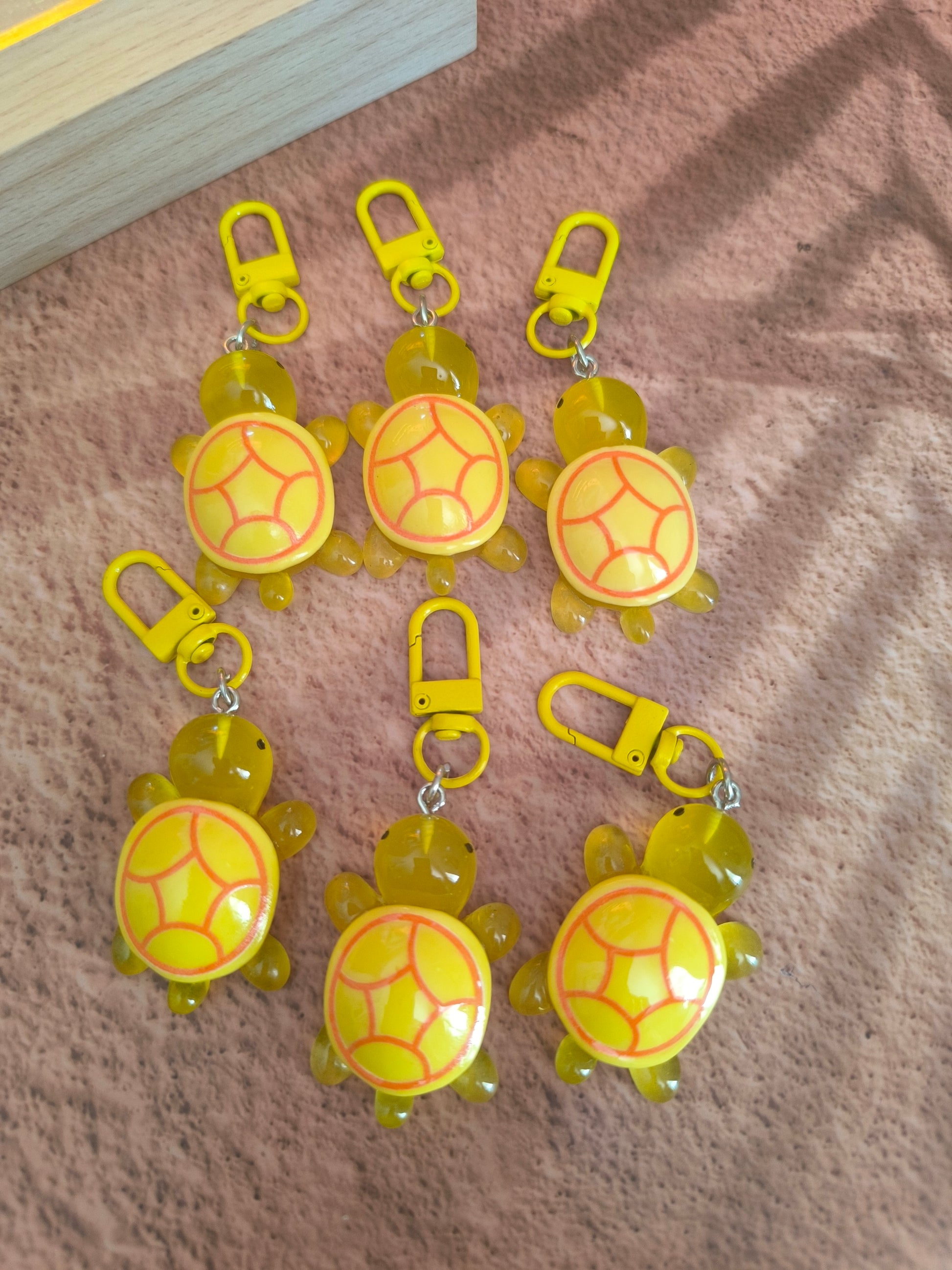 Bijoux de sac / Porte-clés Tortue de Terre Colorée Phosphorescente – Un petit compagnon lumineux à emporter partout