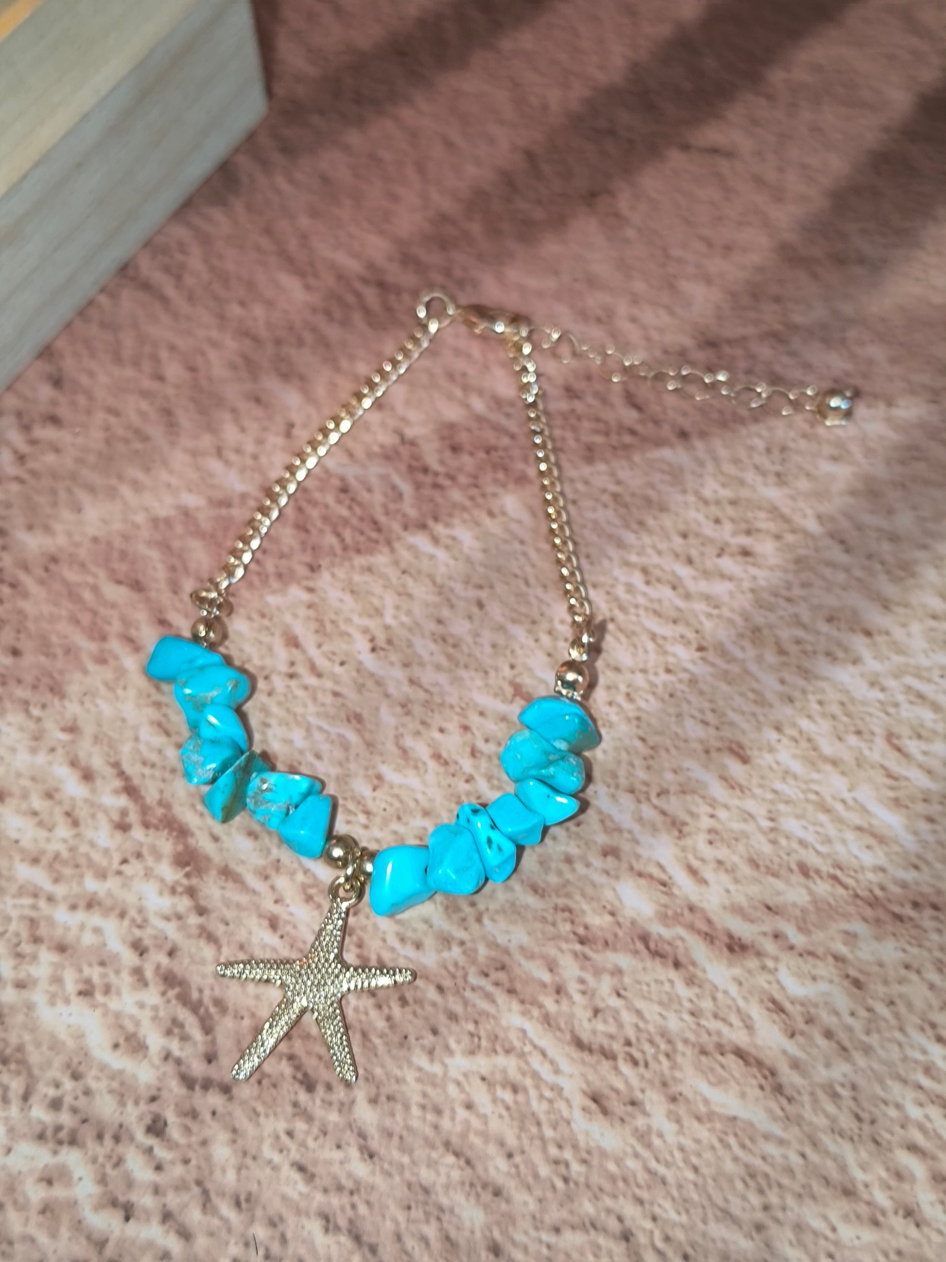 Chaine de Cheville Bohème – Turquoise, Céramique & Pendentifs Marins