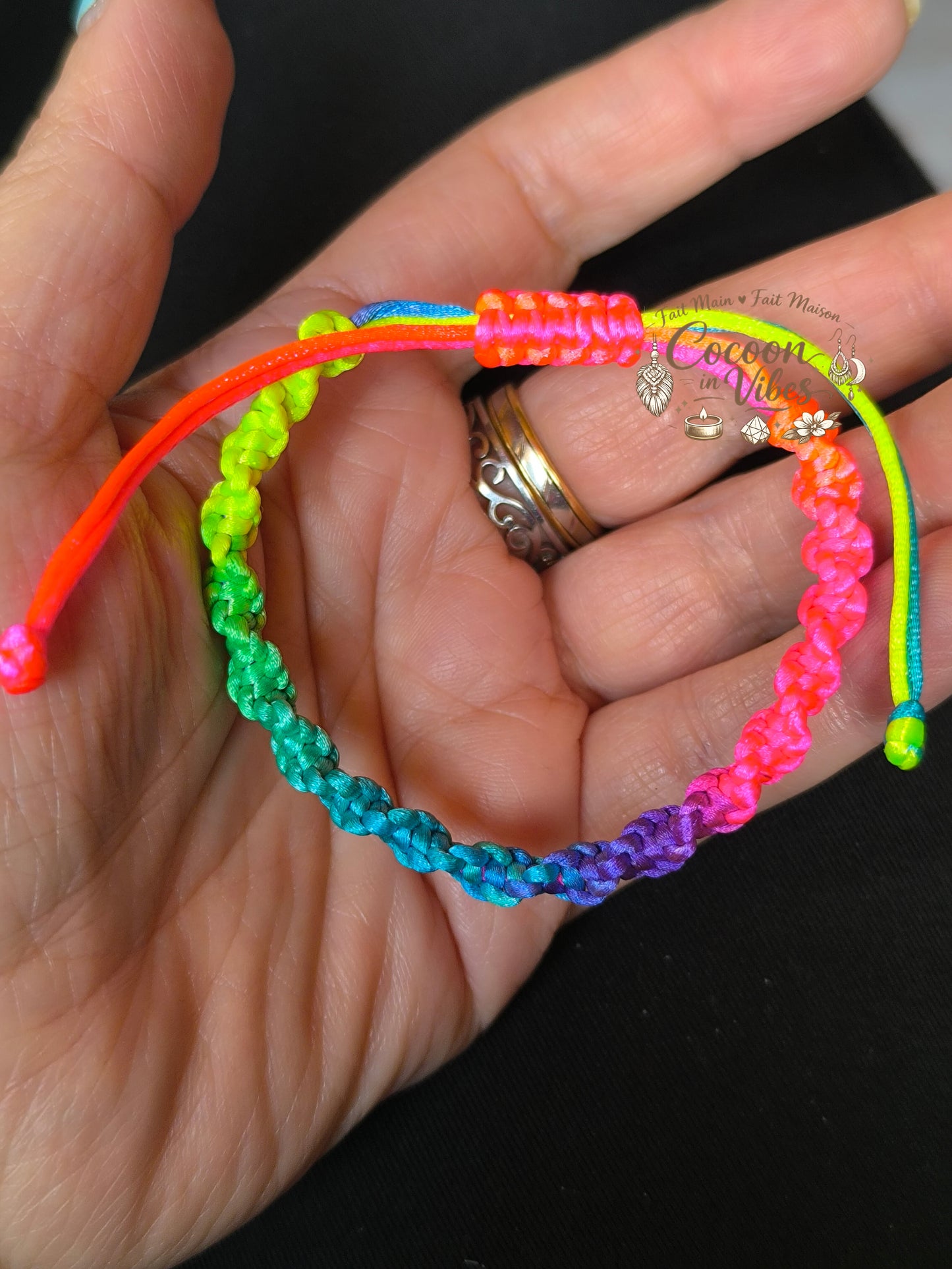 Bracelet Arc-en-Ciel Torsadé – Création Artisanale en Macramé