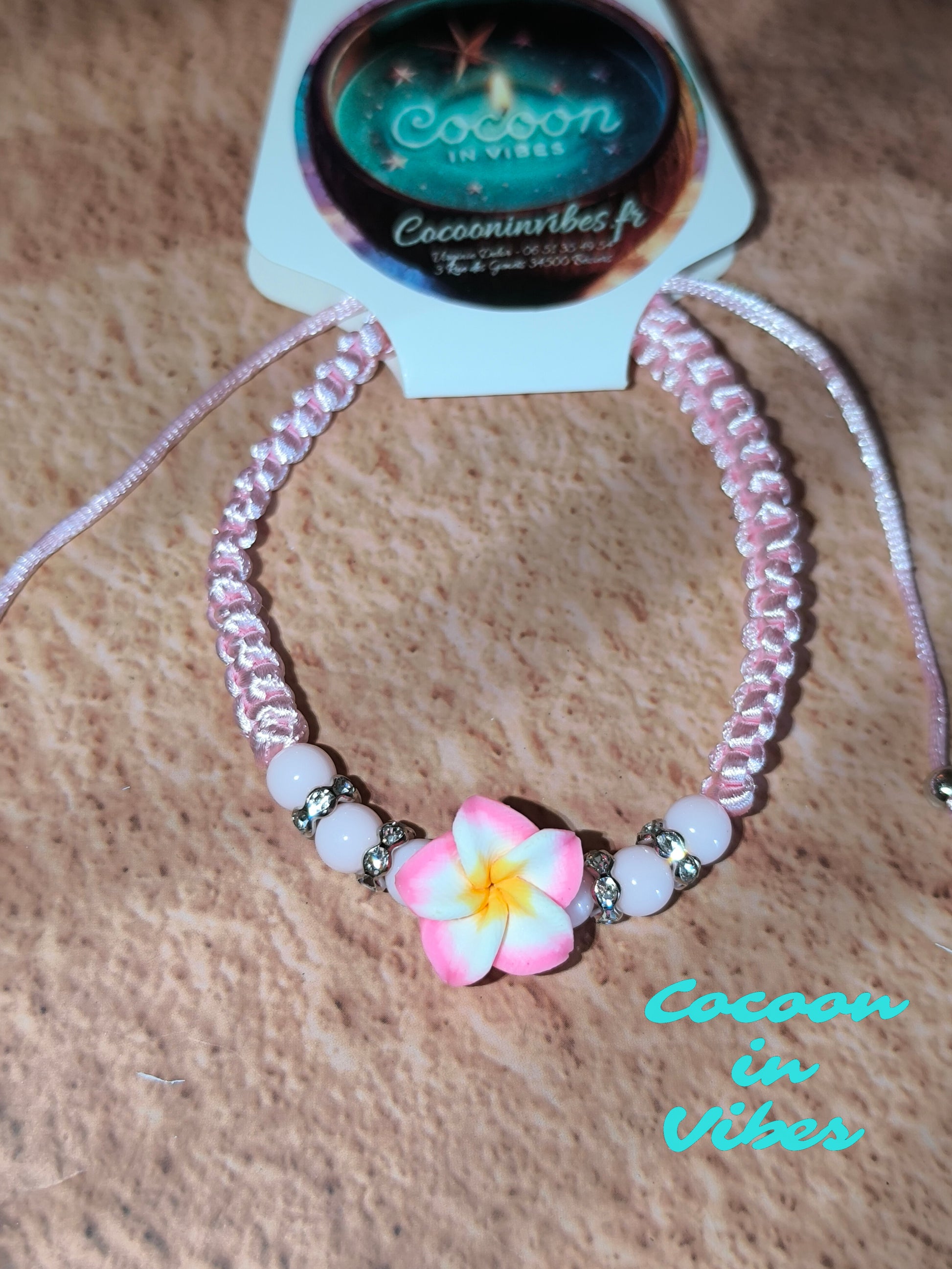 Bracelets en cordon satiné & fleur de Monoï – Les couleurs du paradis à ton poignet