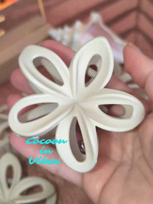 Grande pince à cheveux Monoï Ajouré – Coloris Vanille (8 cm x 7 cm)