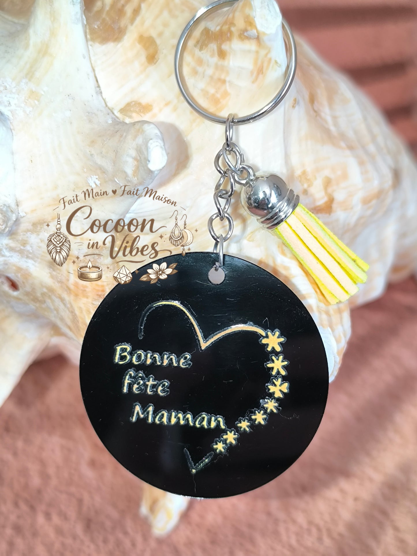 Porte-clé noir brillant “Fête des Mères – Mots Précieux – Bonne fête maman” – Cœur doré – Franges suédine jaune – Modèle unique