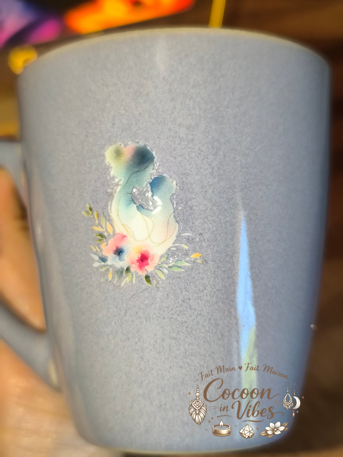 Tasse "Fête des Mères" Bleu Gris – BONNE FÊTE MAMAN – Pièce unique, création artisanale Cocoon in Vibes