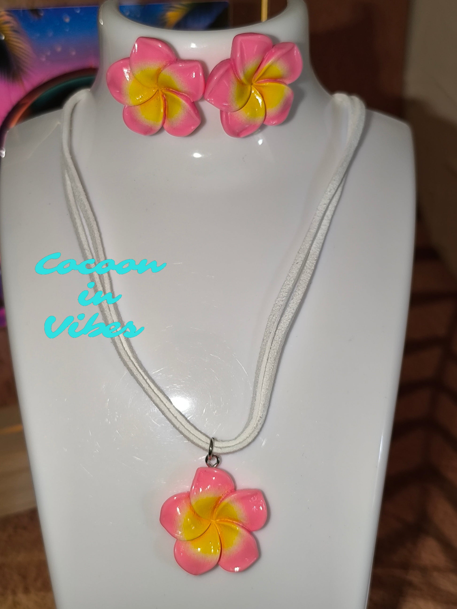 Parure collier et boucles d'oreilles Fleur de Monoï – Le souffle des iles autour de vous