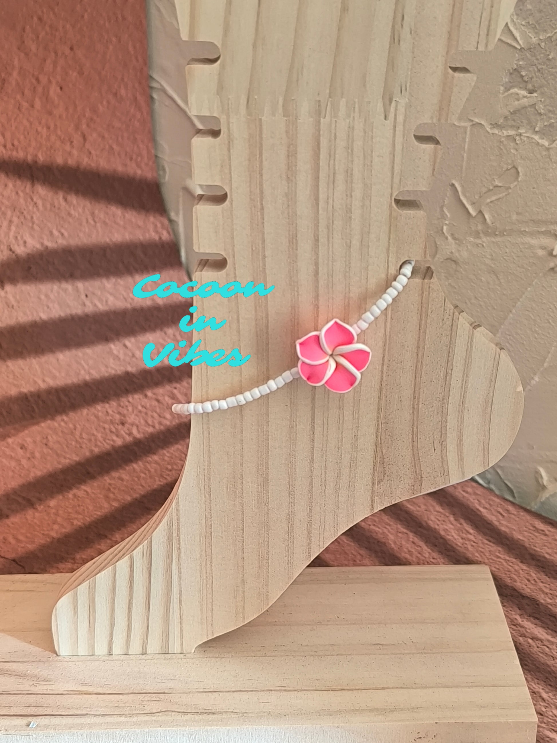 Bracelets de cheville en perles de rocaille & fleur de Monoï – L’invitation au voyage