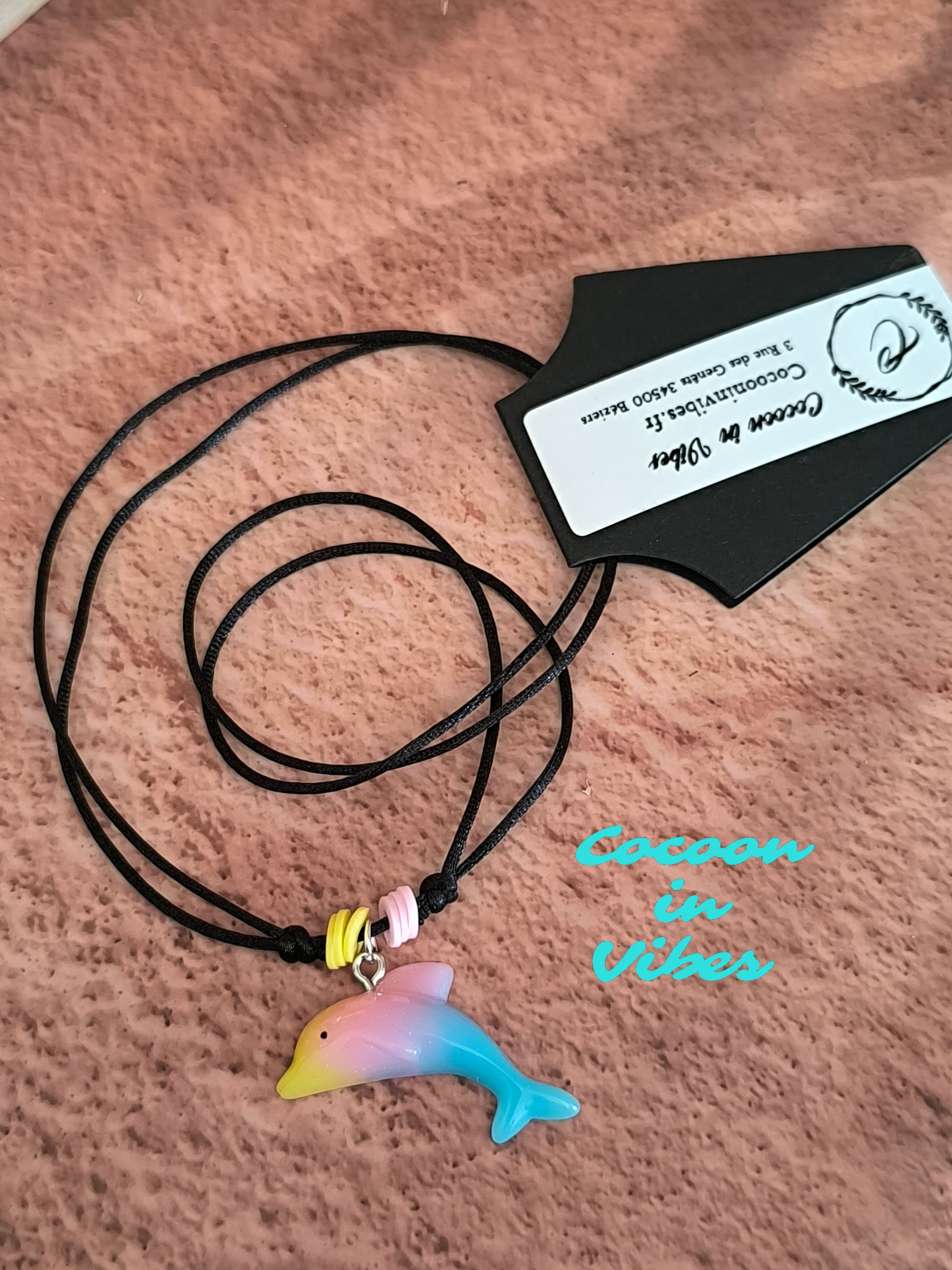 Collier Dauphin Dégradé aux couleurs acidulées – Création Artisanale Exclusive Cocoon in Vibes