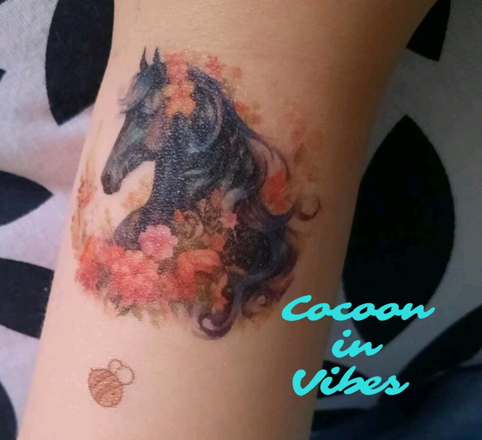 Tatouages Éphémères Chevaux & Fleurs – L’Esprit Libre sur la Peau