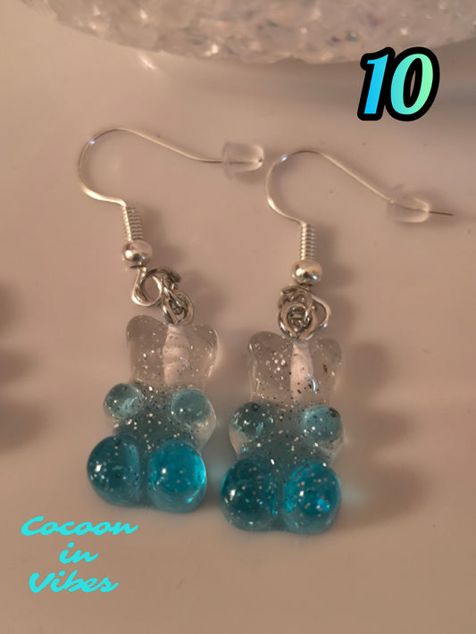 Boucles d’oreilles Nounours Gélifiés – N°10 Transparent → Bleu Translucide Pailletée (Création artisanale Cocoon In Vibes)