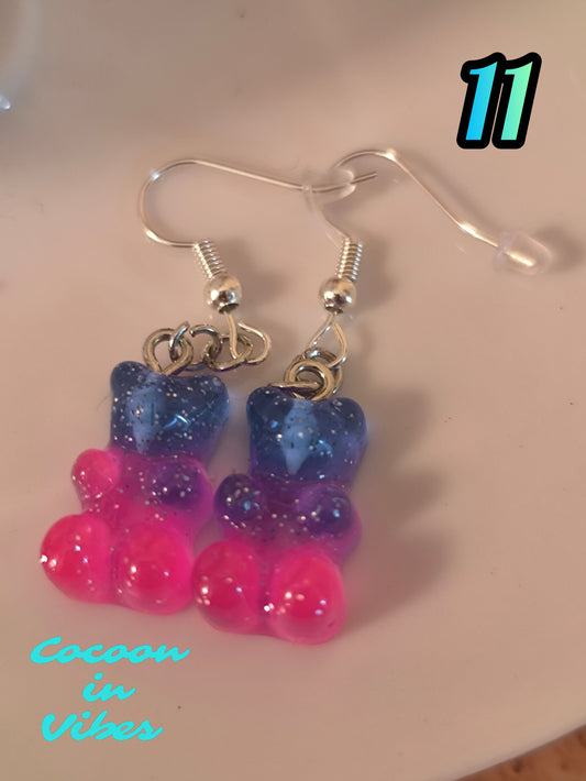 Boucles d’oreilles Nounours Gélifiés – N°11 Bleu Profond → Fuchsia Translucide Pailletée (Création artisanale Cocoon In Vibes)