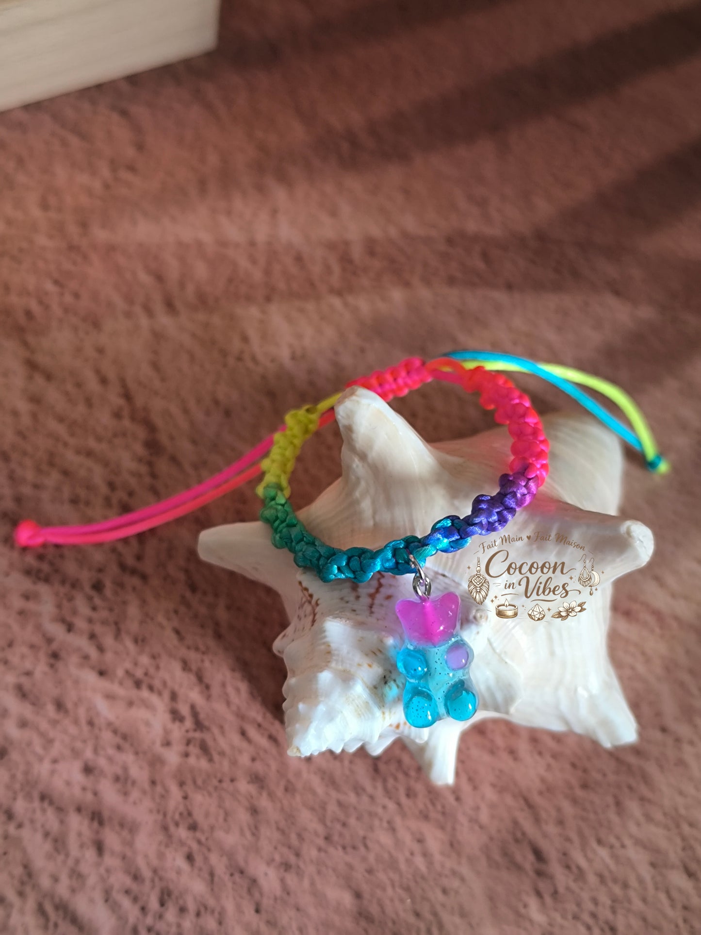 Bracelet Arc-en-Ciel Torsadé & Nounours Pailleté – Création Artisanale en Macramé