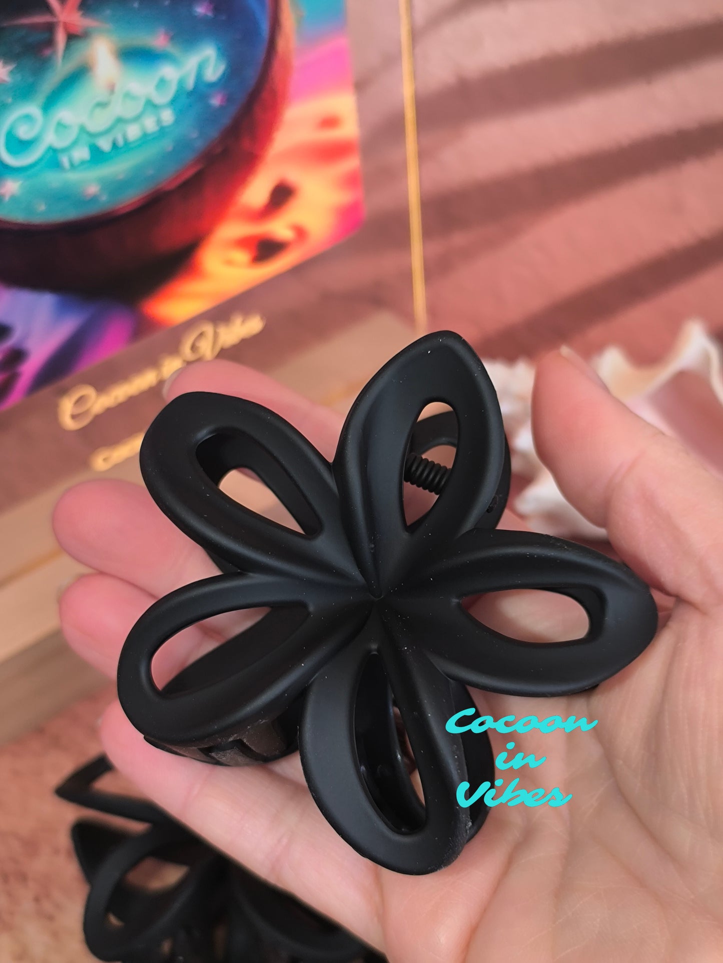 Grande pince à cheveux Monoï Ajouré – Coloris Ébène (8 cm x 7 cm)