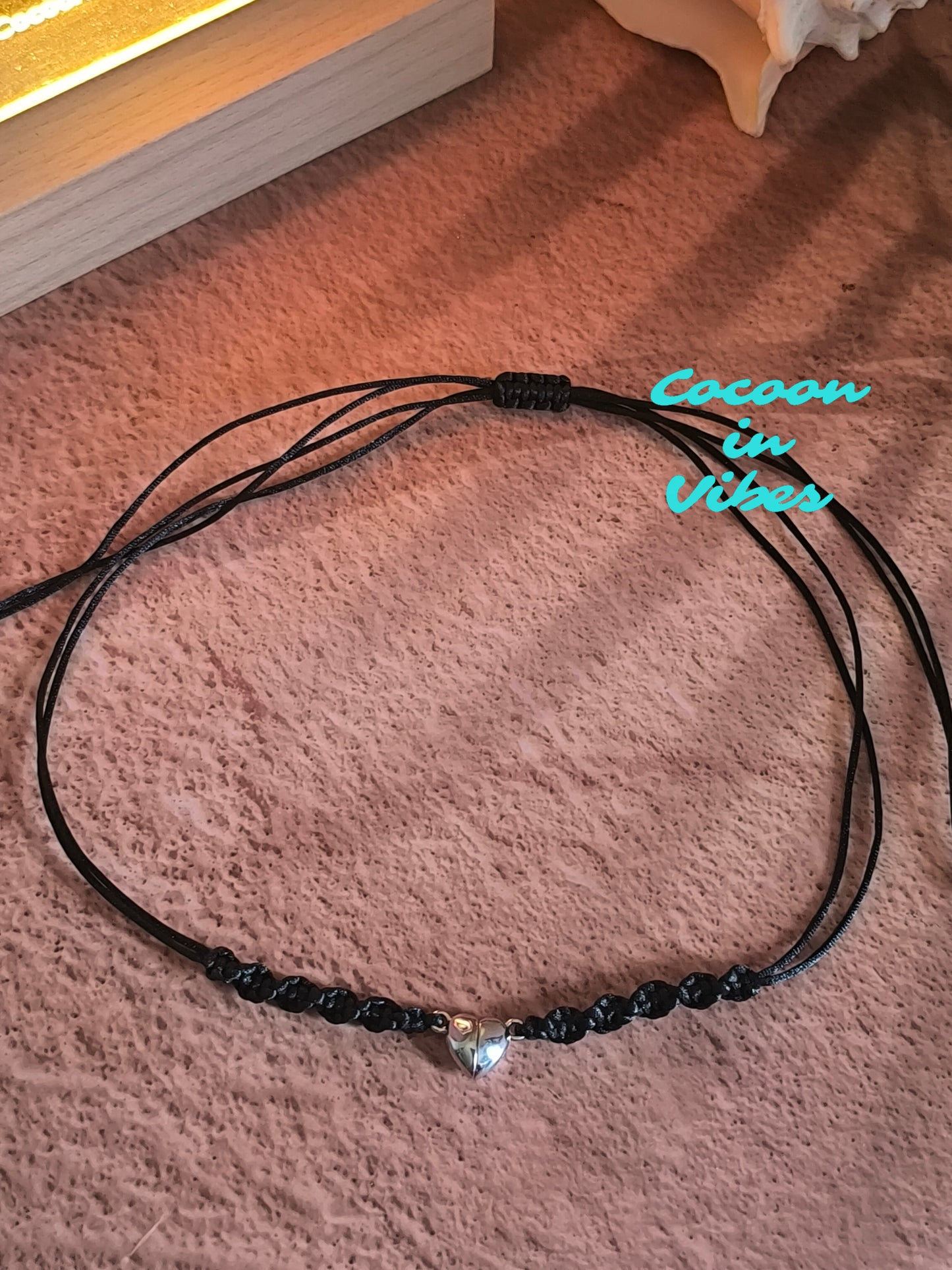 Ras-de-cou artisanal Désir Noir Satiné – Macramé torsadé & fermoir pendentif cœur aimanté