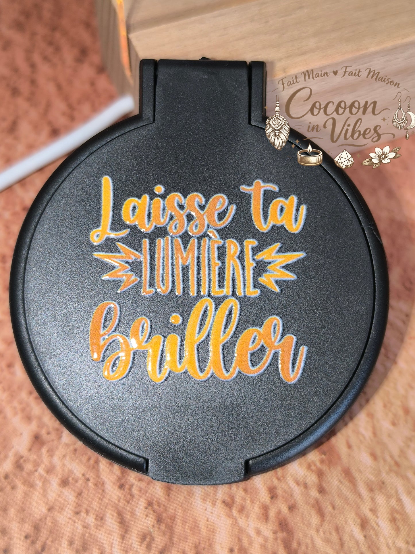 Miroir de poche noir mat “Citations Inspirantes – Laisse ta lumière briller” – Écriture dorée – Modèle unique